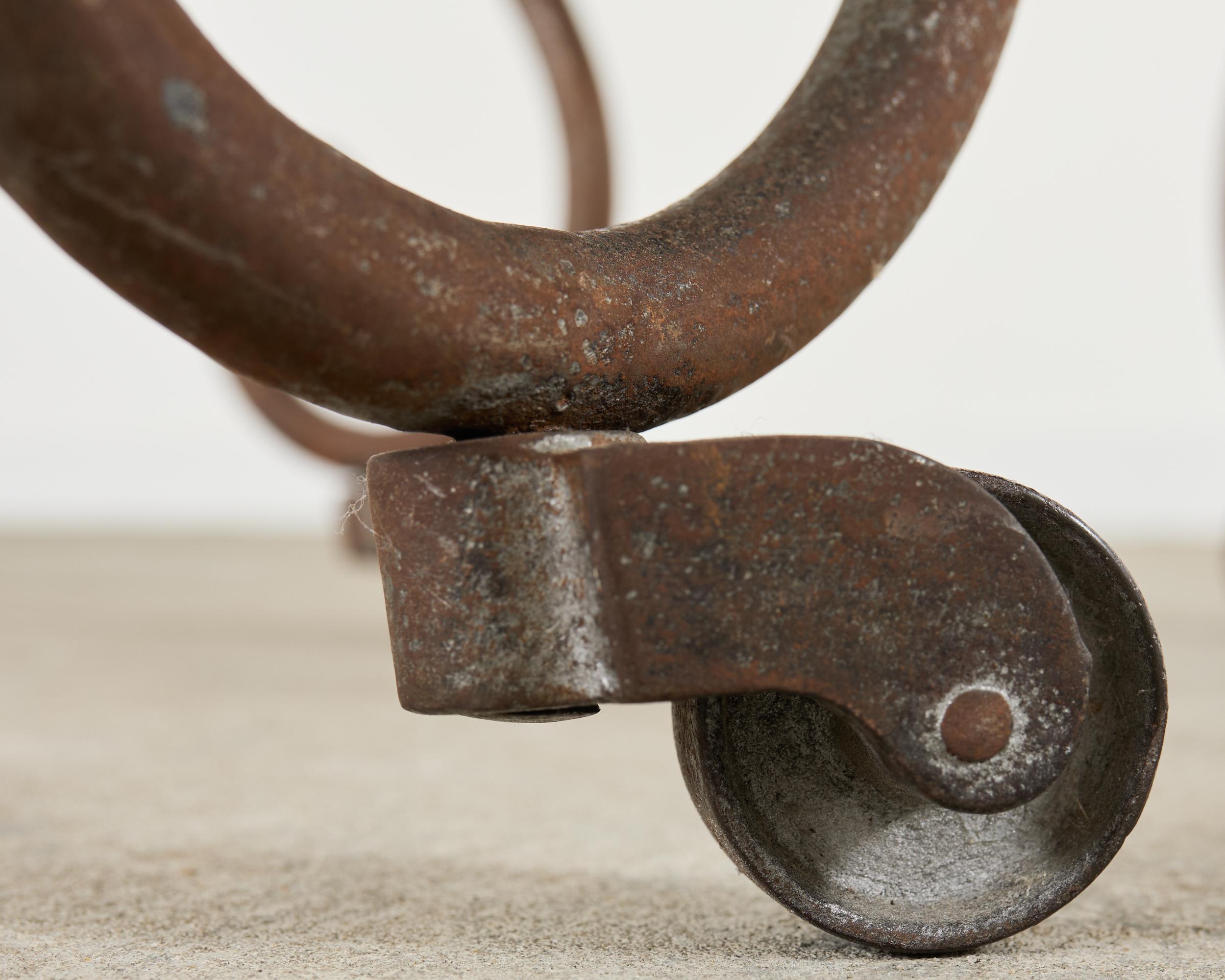 Table à boire trépied en fer, marbre, bronze, campagne anglaise en vente 1