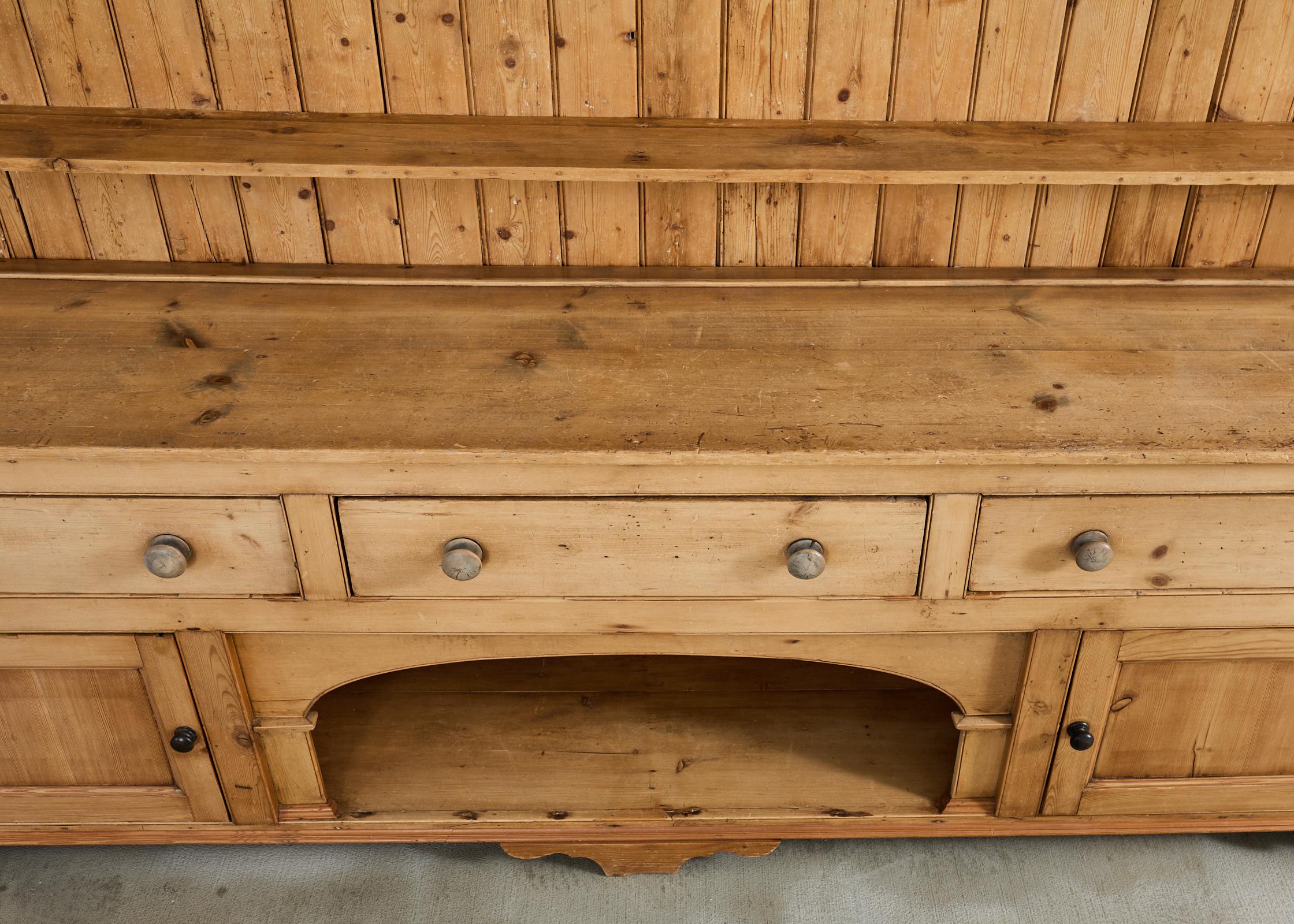 Commode de ferme anglaise en pin gallois avec porte-assiettes en vente 2