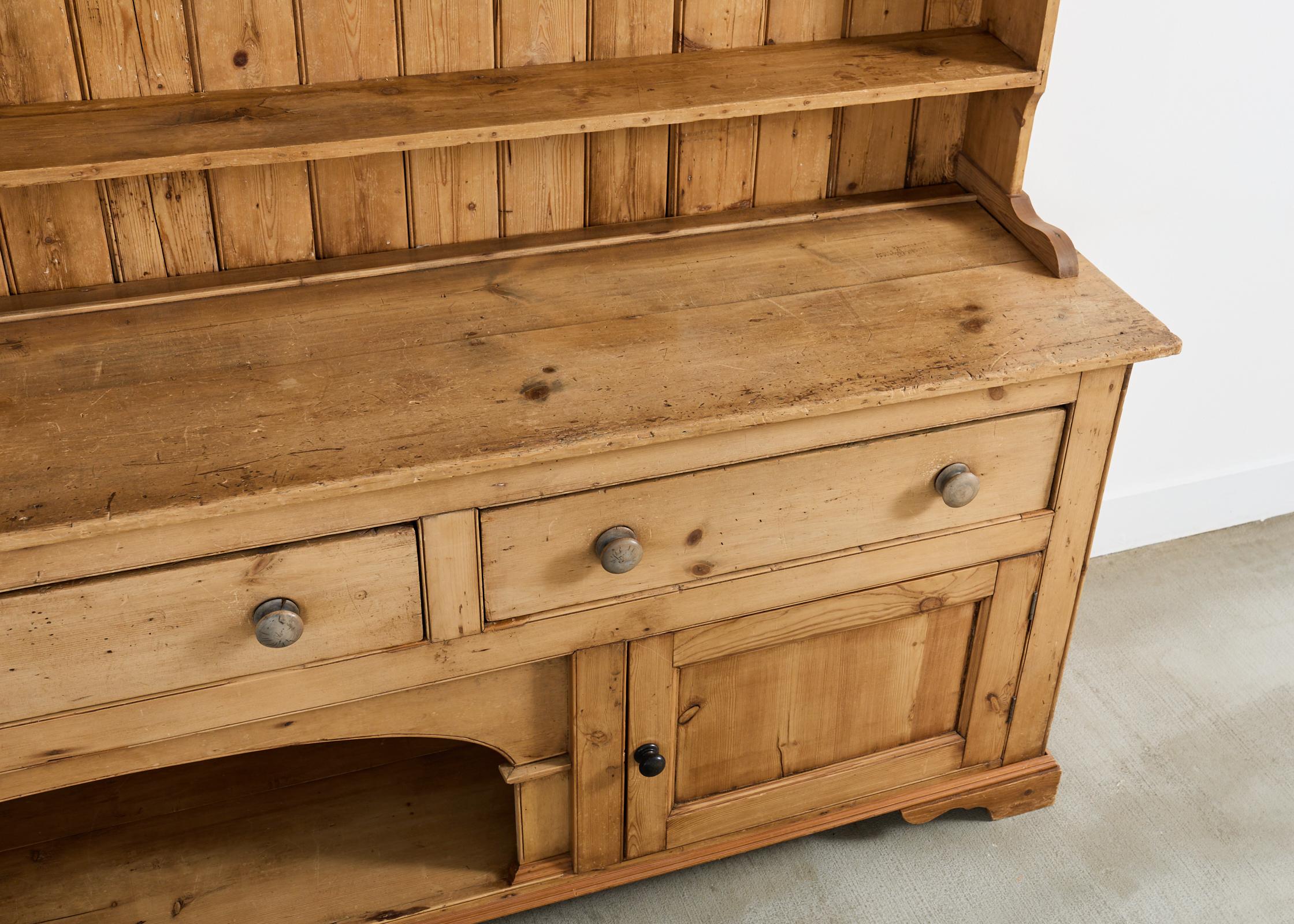 Commode de ferme anglaise en pin gallois avec porte-assiettes en vente 3