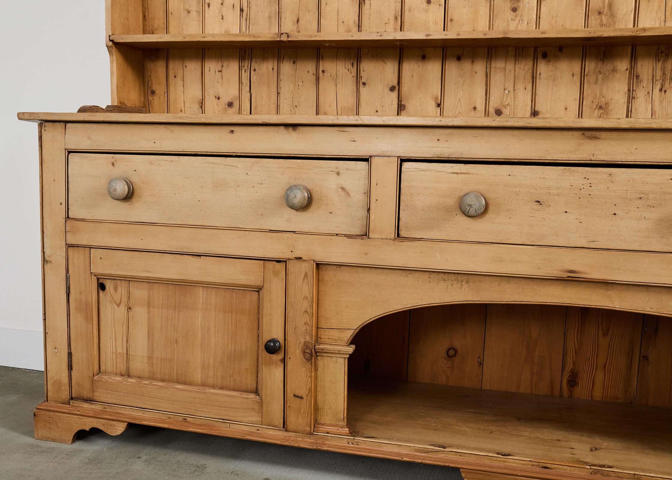 Commode de ferme anglaise en pin gallois avec porte-assiettes en vente 4