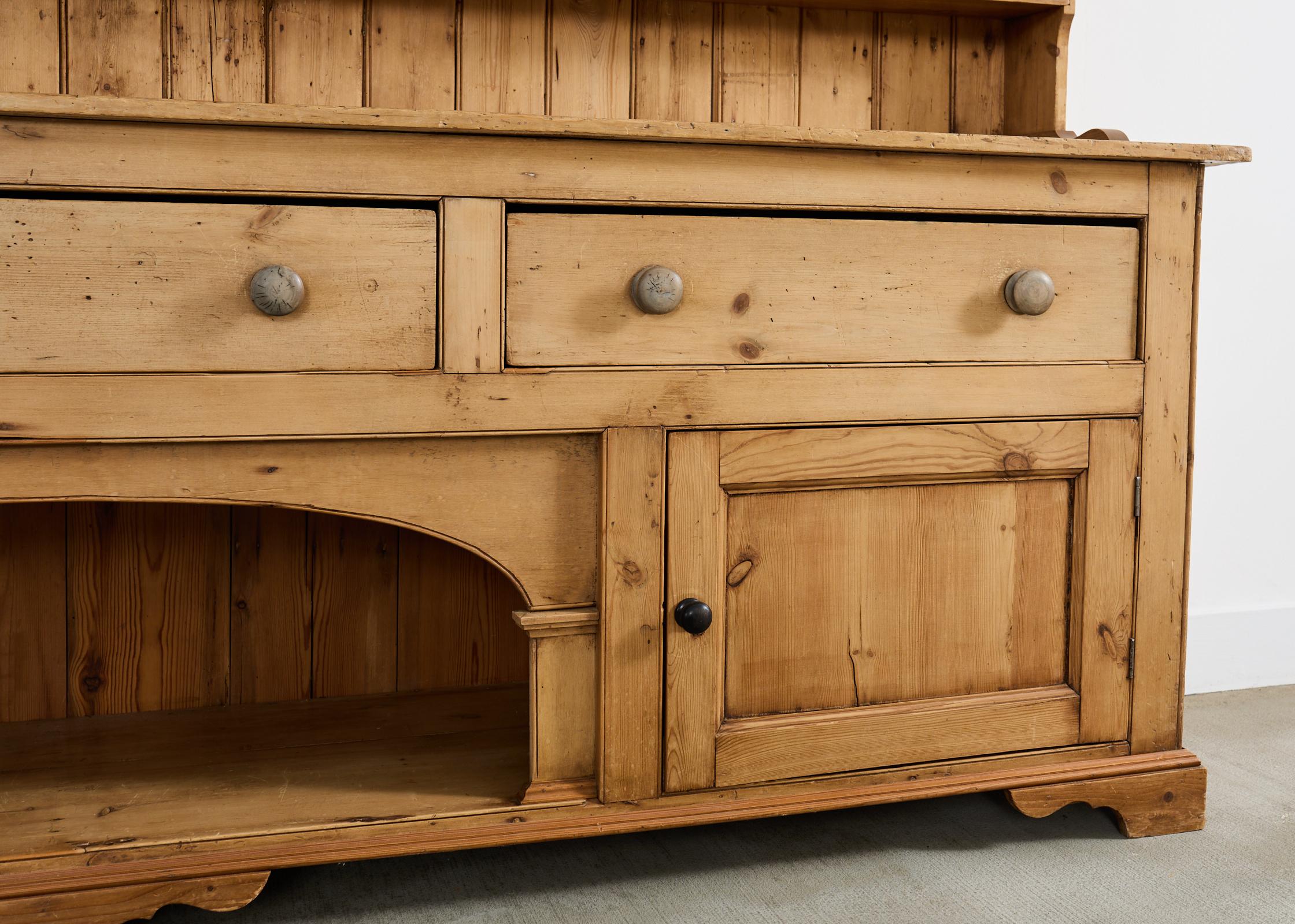 Commode de ferme anglaise en pin gallois avec porte-assiettes en vente 5