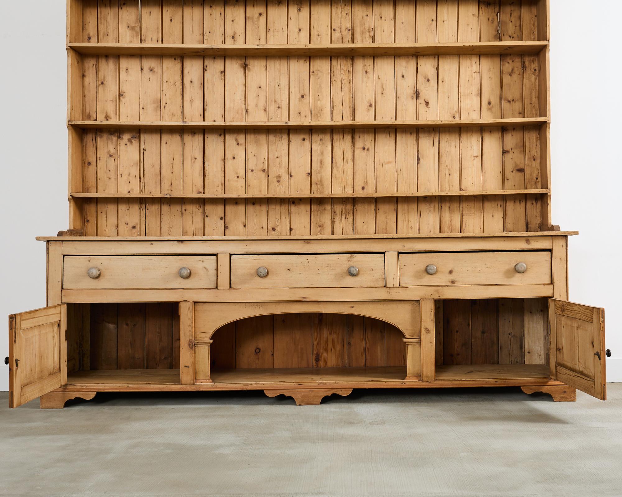 Commode de ferme anglaise en pin gallois avec porte-assiettes en vente 6