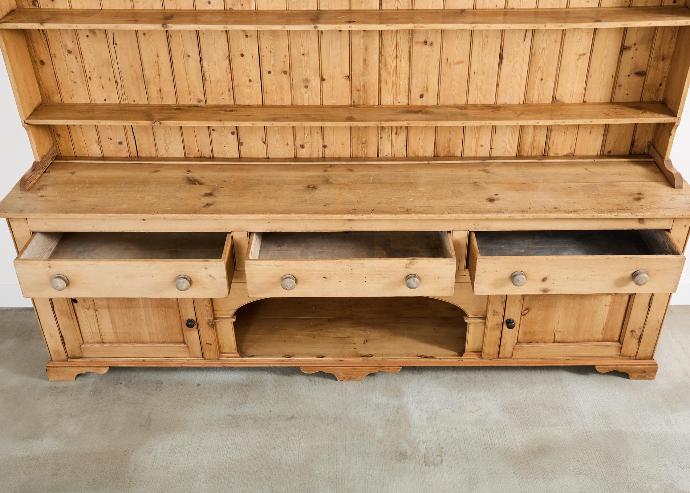 Commode de ferme anglaise en pin gallois avec porte-assiettes en vente 7