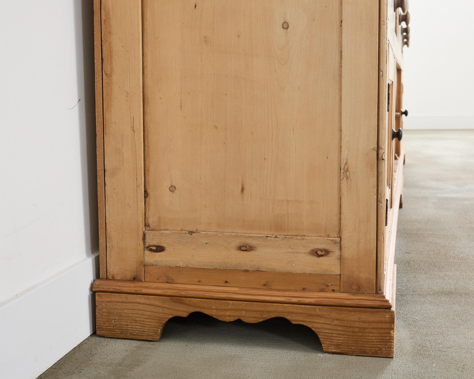 Commode de ferme anglaise en pin gallois avec porte-assiettes en vente 8