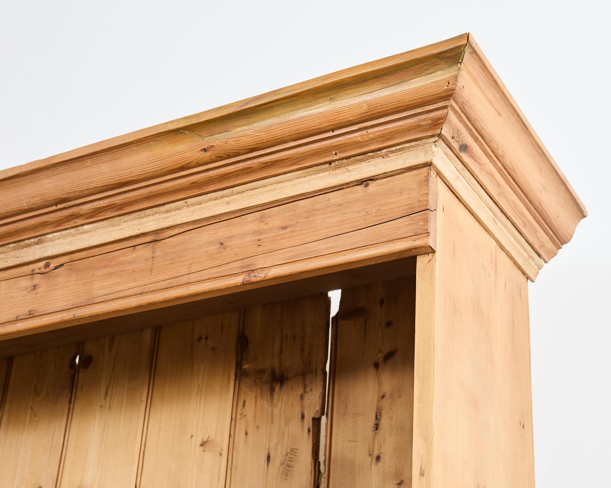 Commode de ferme anglaise en pin gallois avec porte-assiettes en vente 9
