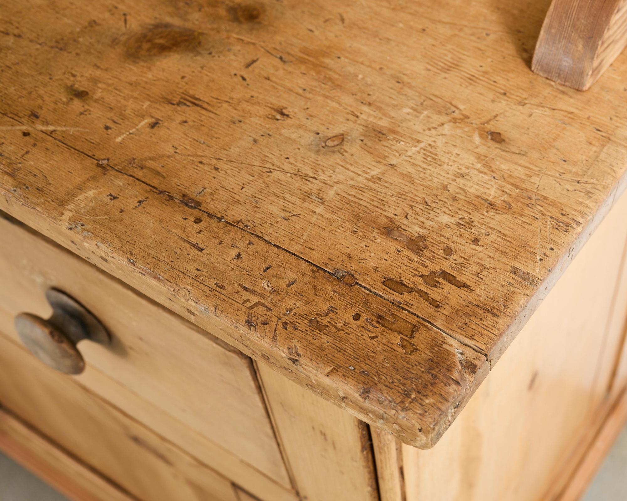 Commode de ferme anglaise en pin gallois avec porte-assiettes en vente 10