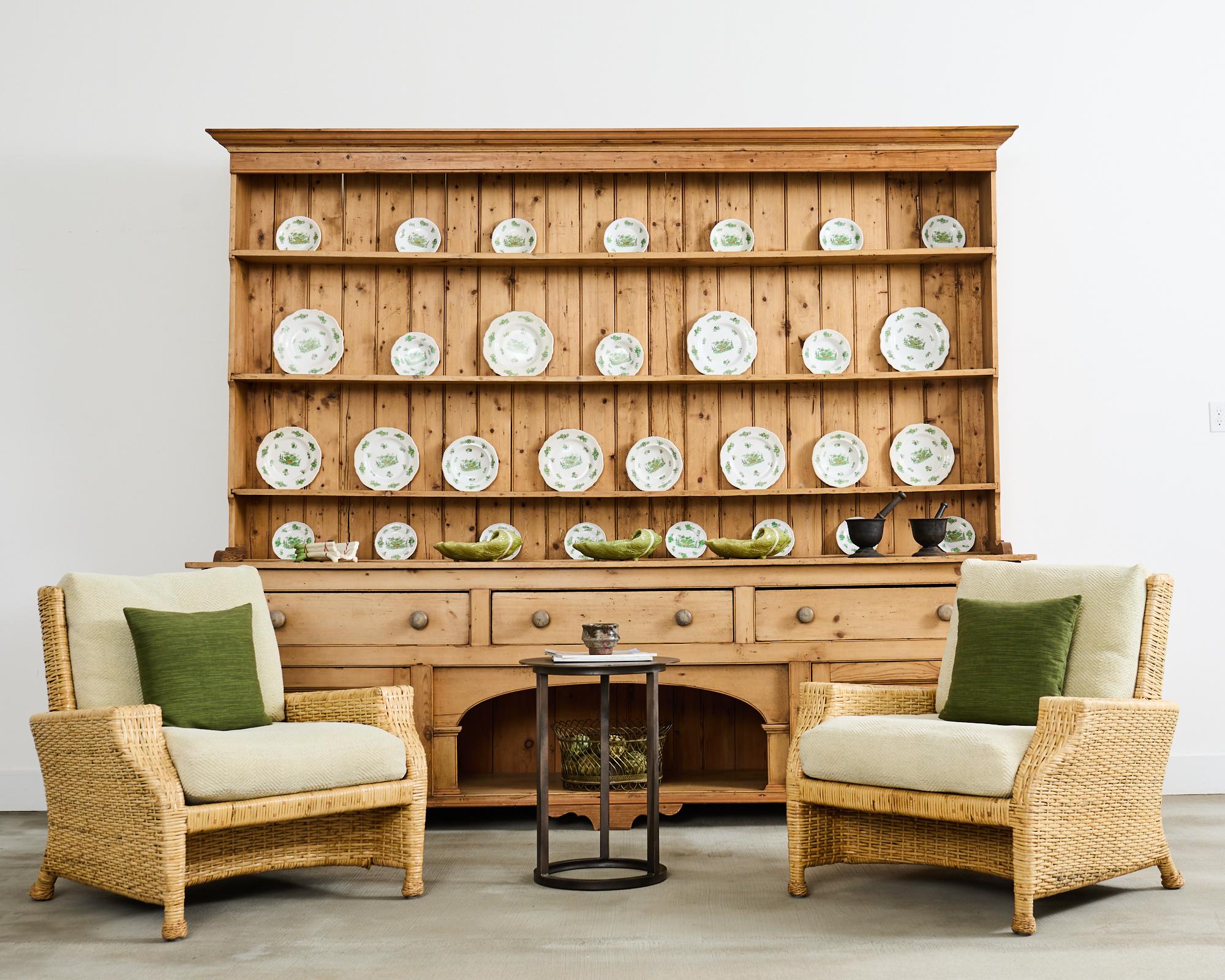 Monumental buffet de campagne anglais farmhouse Welsh en pin. Le grand meuble est surmonté d'un porte-assiettes surdimensionné comportant trois étagères et surmonté d'une moulure de corniche. La commode et l'armoire comportent deux portes de
