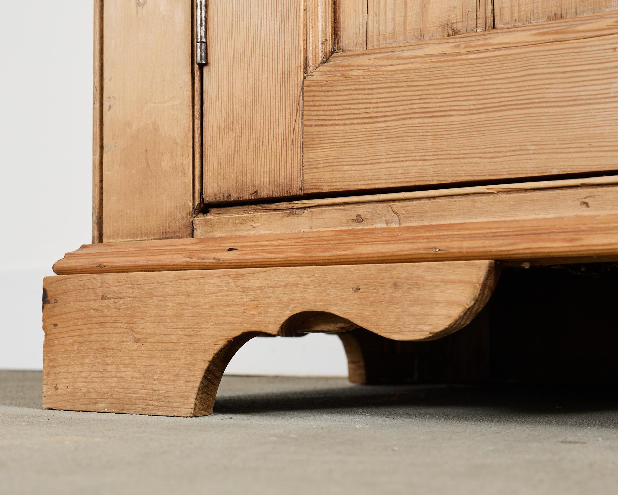 Commode de ferme anglaise en pin gallois avec porte-assiettes en vente 12