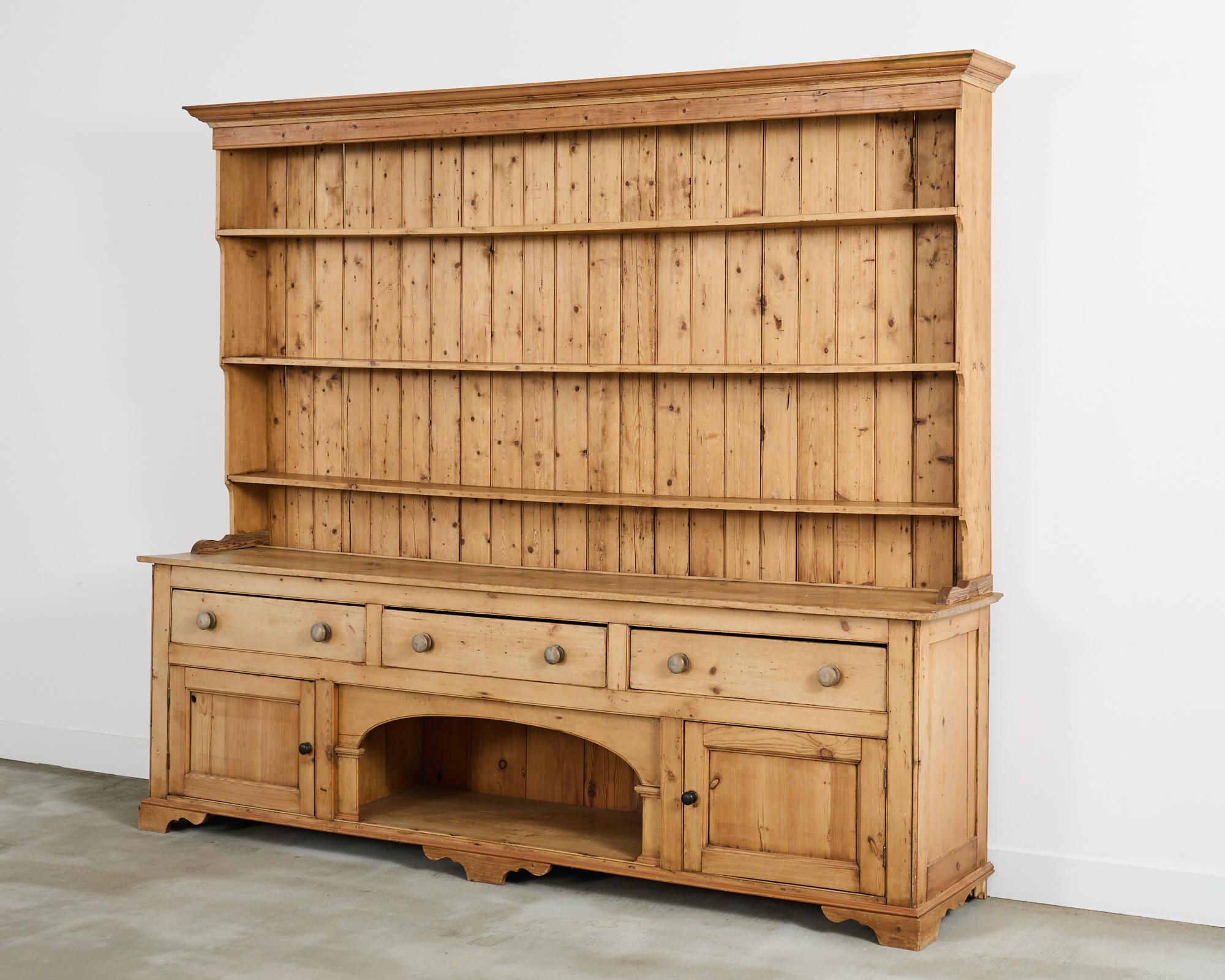 Country Commode de ferme anglaise en pin gallois avec porte-assiettes en vente