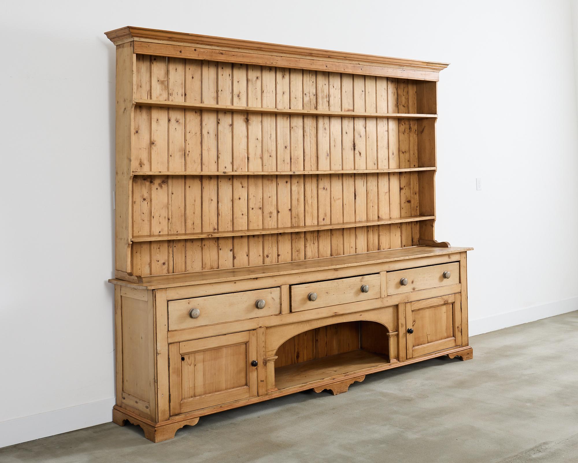 Britannique Commode de ferme anglaise en pin gallois avec porte-assiettes en vente