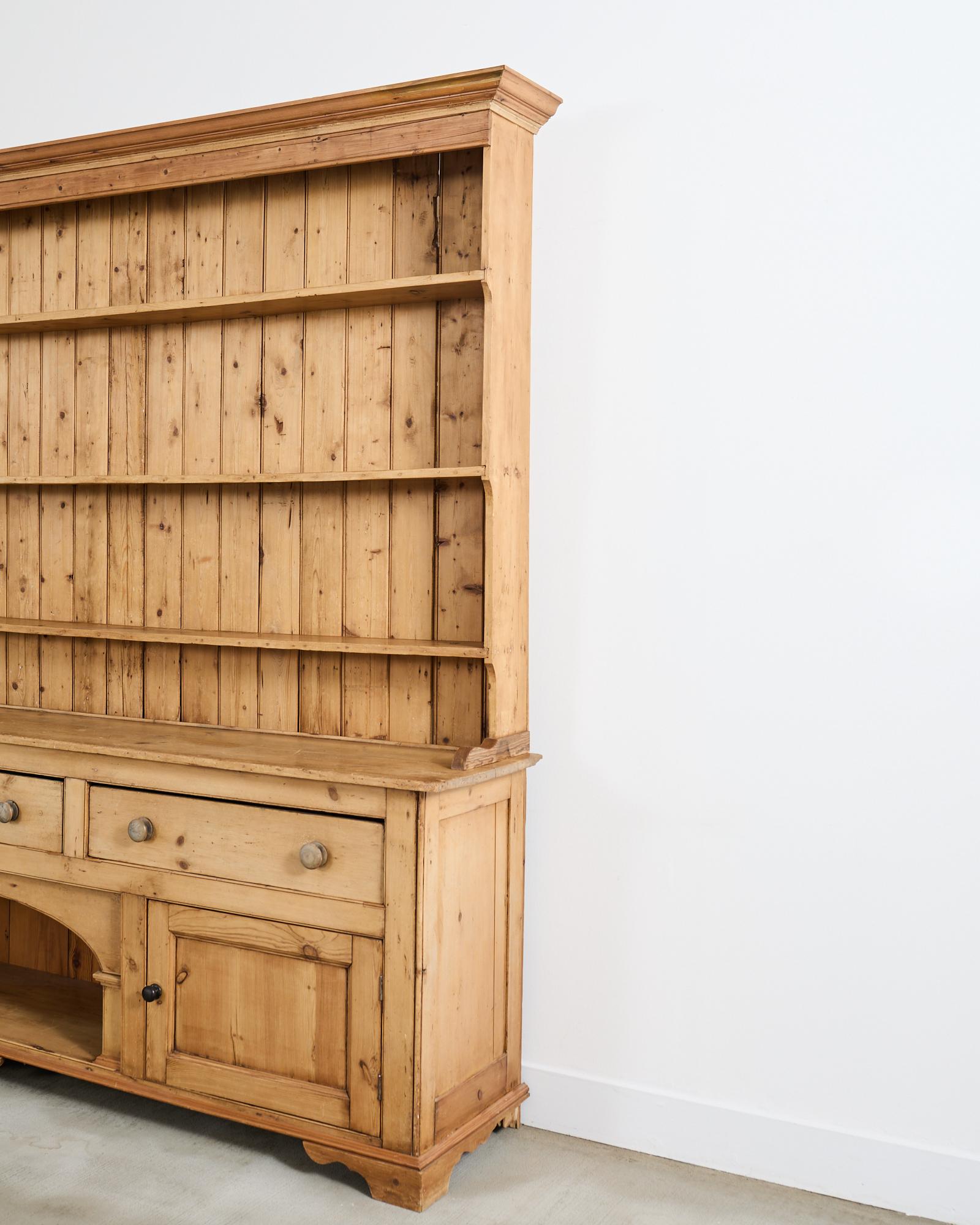 Fait main Commode de ferme anglaise en pin gallois avec porte-assiettes en vente