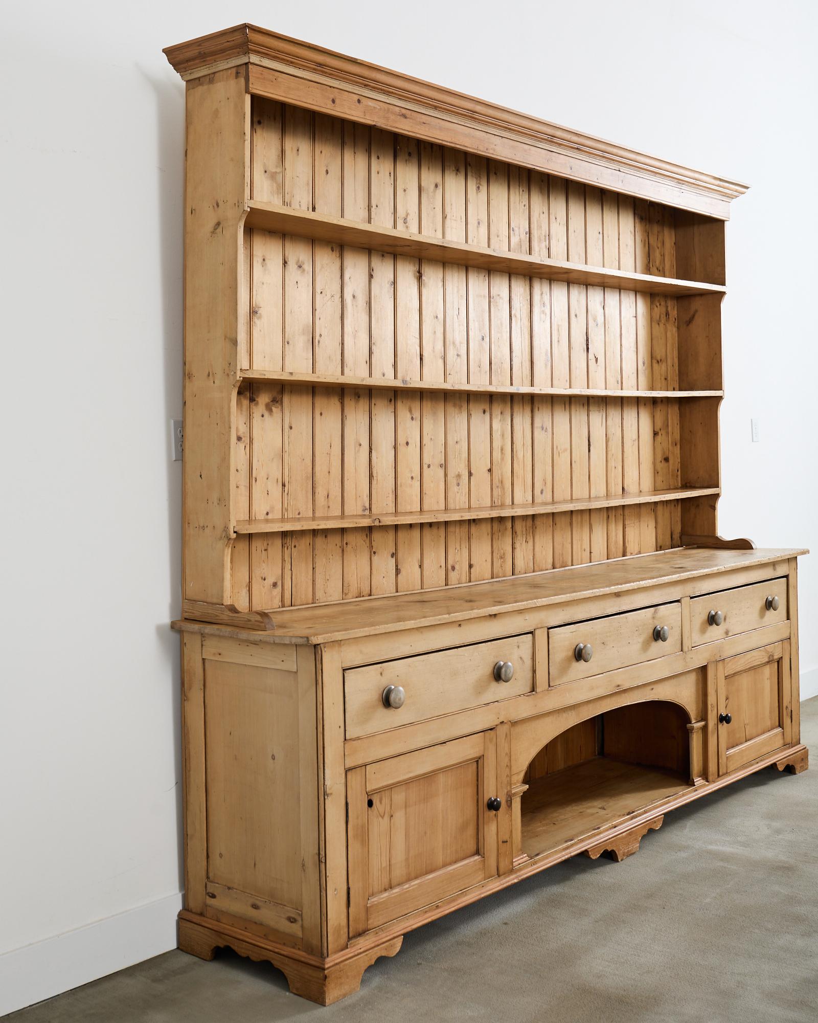 Commode de ferme anglaise en pin gallois avec porte-assiettes Abîmé - En vente à Rio Vista, CA