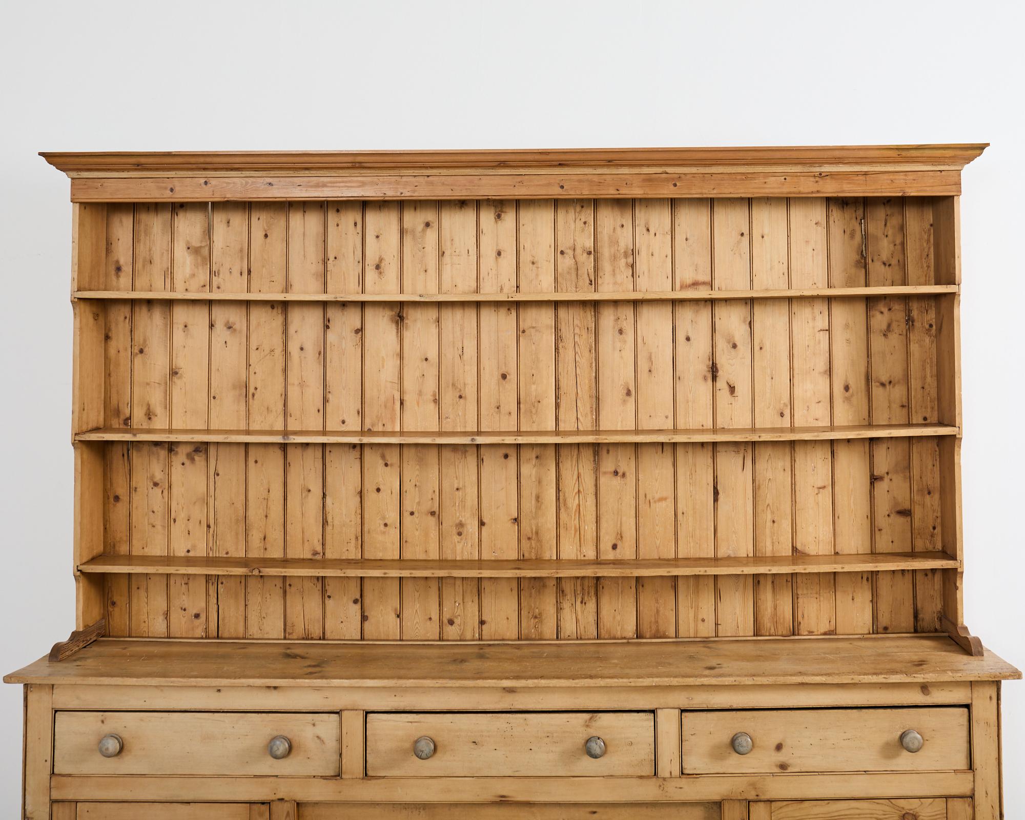 20ième siècle Commode de ferme anglaise en pin gallois avec porte-assiettes en vente
