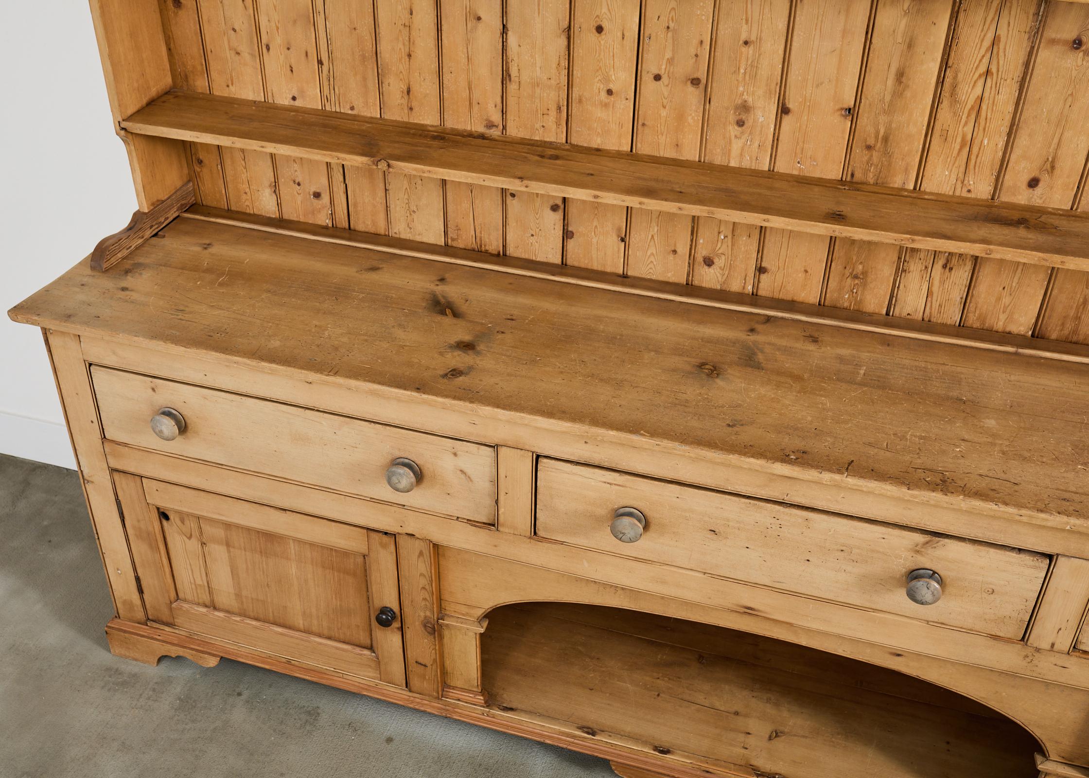 Commode de ferme anglaise en pin gallois avec porte-assiettes en vente 1