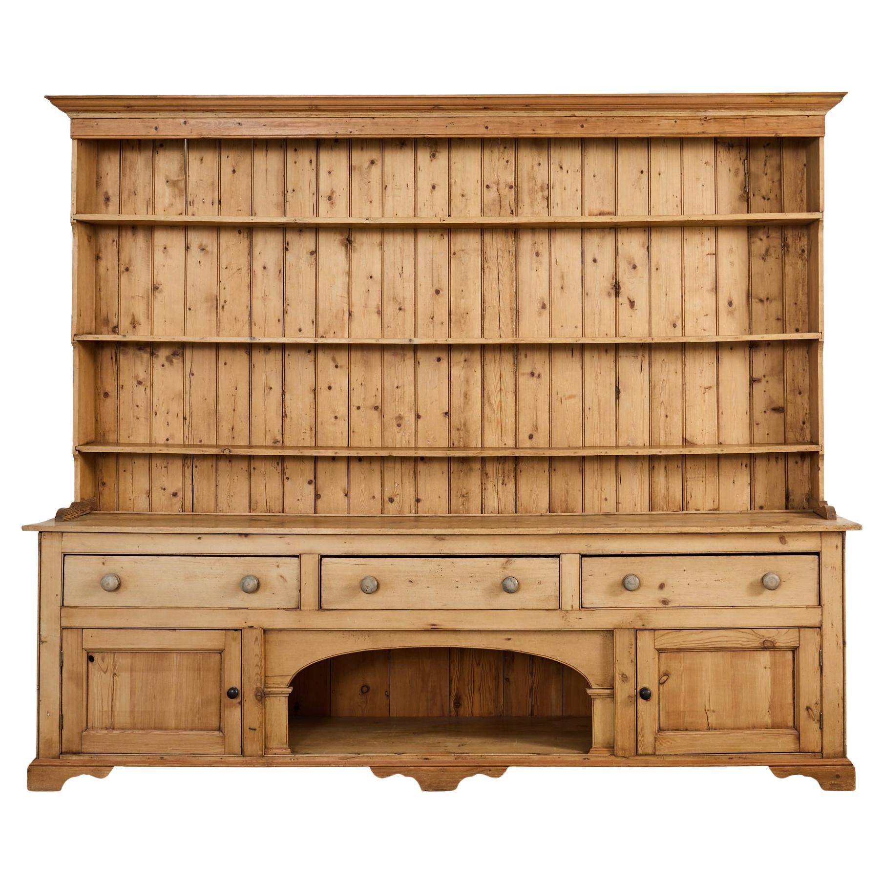 Commode de ferme anglaise en pin gallois avec porte-assiettes en vente