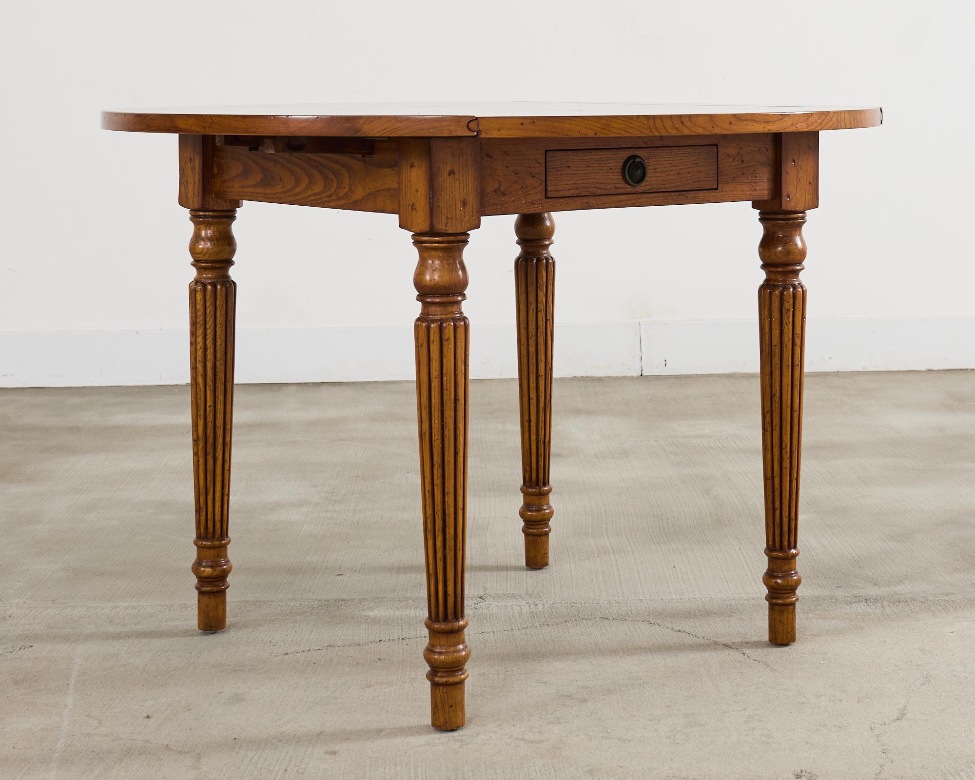 Country Tavolo da pranzo rustico provinciale inglese in legno misto Wood in vendita