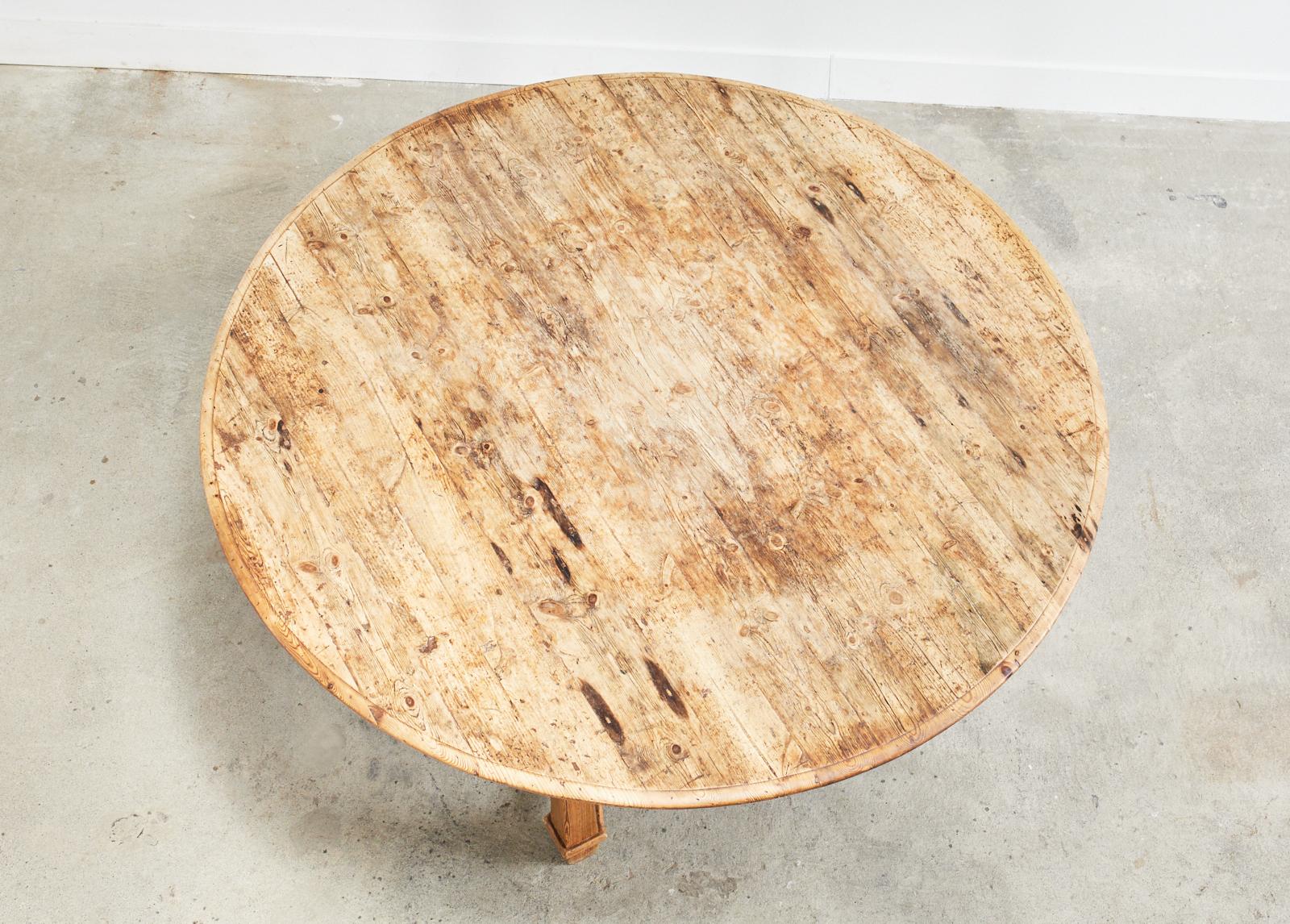 Country English Round Pine Dining or Center Table In Distressed Condition In Rio Vista, CA