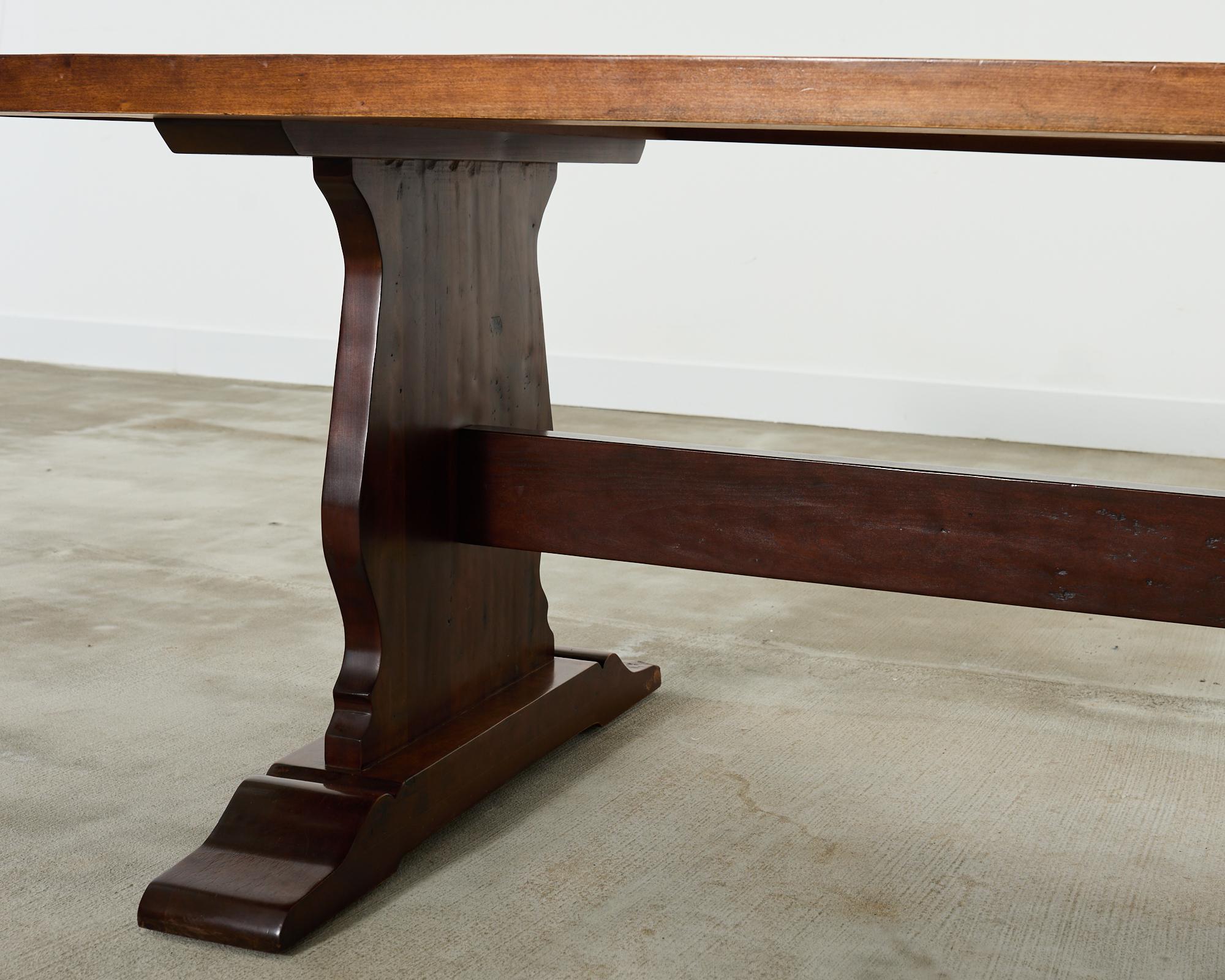 Table de salle à manger à tréteaux en bois de fruitier de style anglais en vente 2