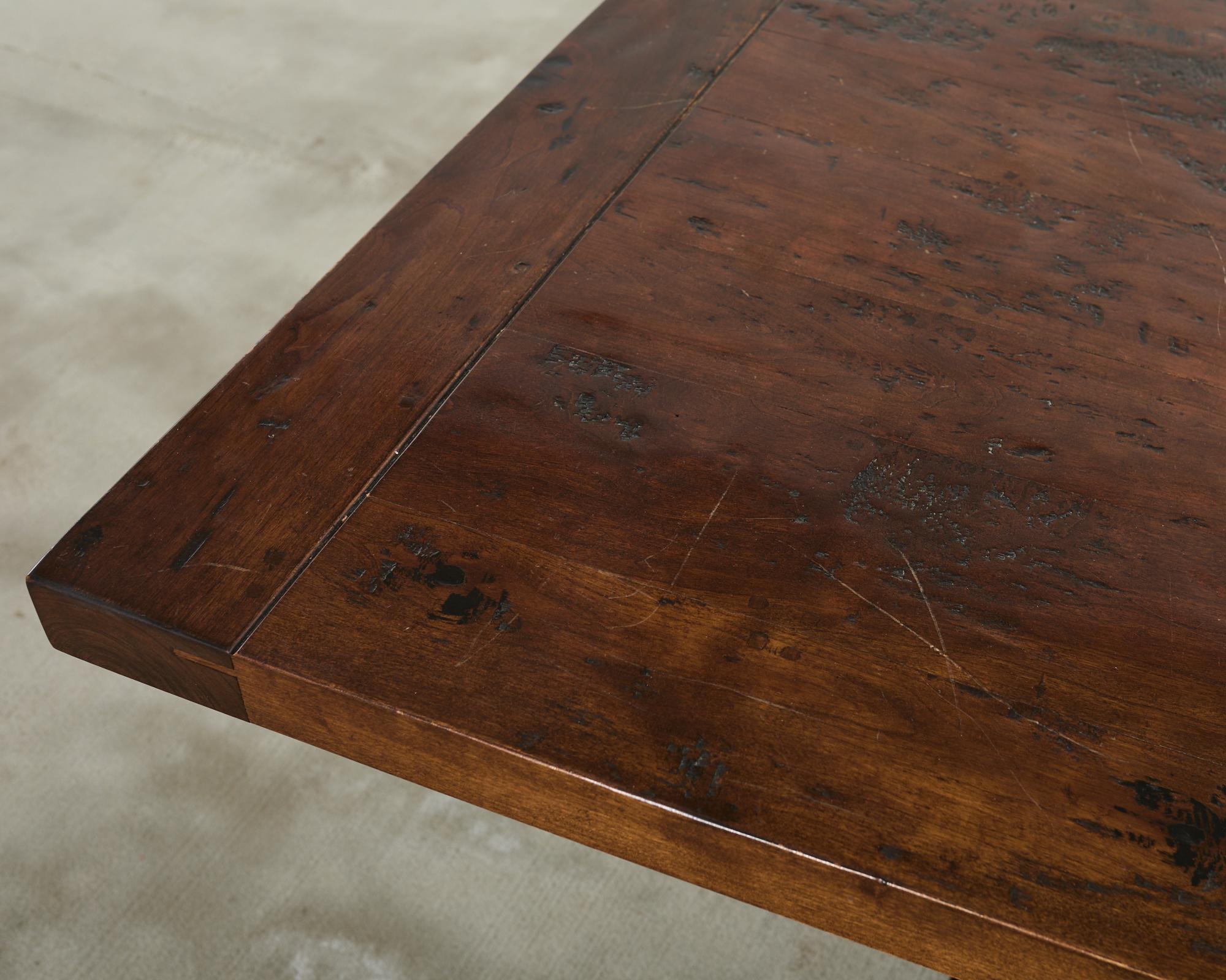 Table de salle à manger à tréteaux en bois de fruitier de style anglais en vente 6