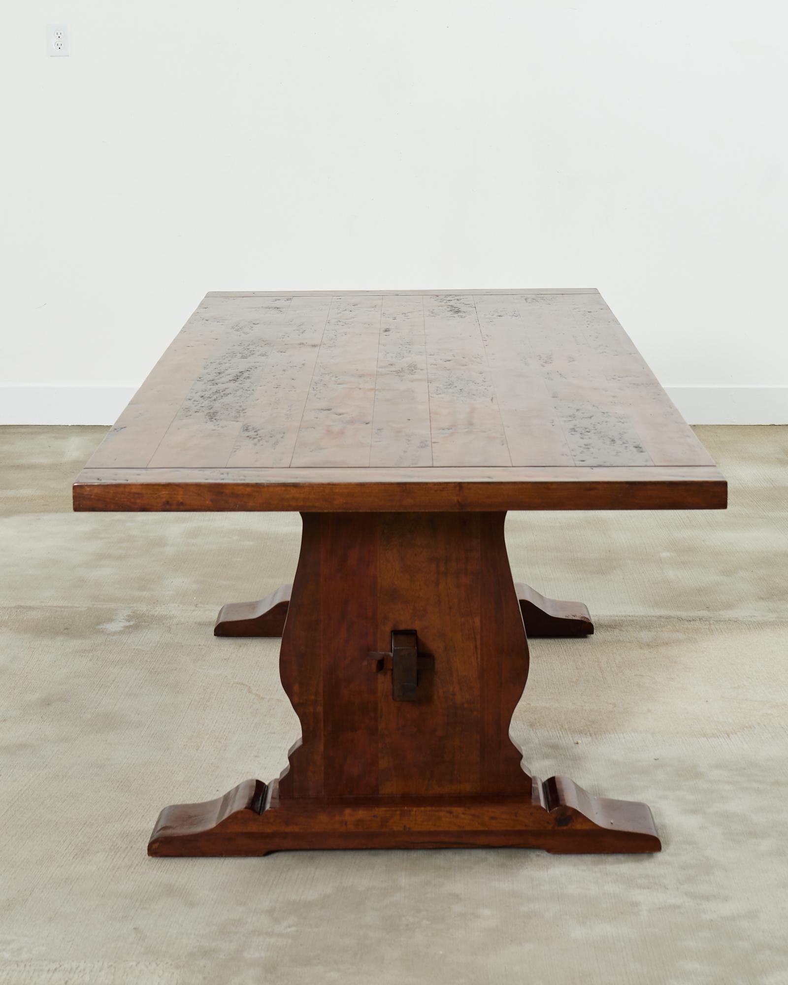 Table de salle à manger à tréteaux en bois de fruitier de style anglais en vente 7