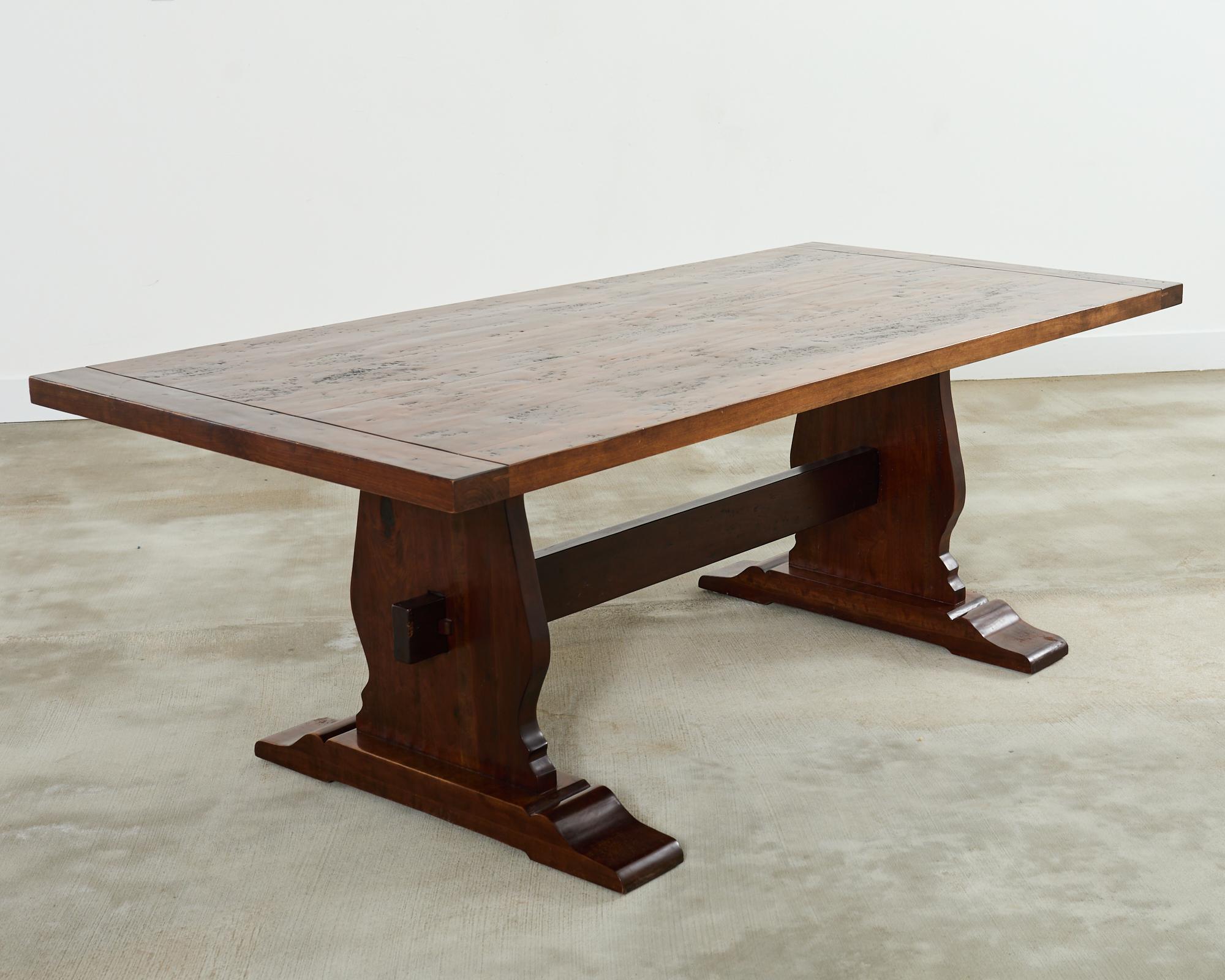 Table de salle à manger à tréteaux en bois de fruitier de style anglais en vente 9