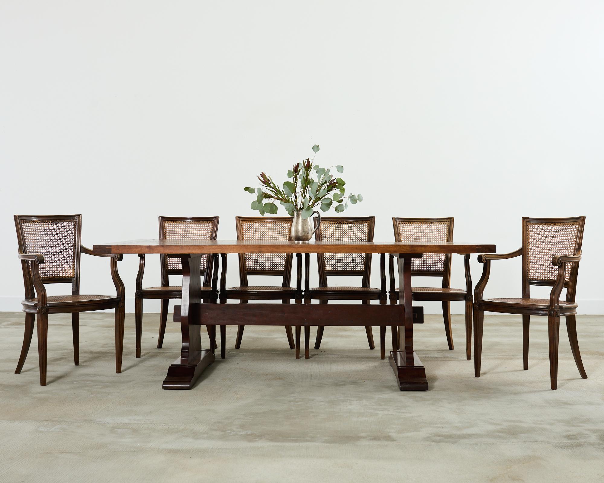 Magnifique table de salle à manger en bois fruitier de style anglais, fabriquée à la main par des artisans américains. La table est dotée d'un plateau en planches de 2 pouce d'épaisseur avec des extrémités en planches à pain. La finition du plateau