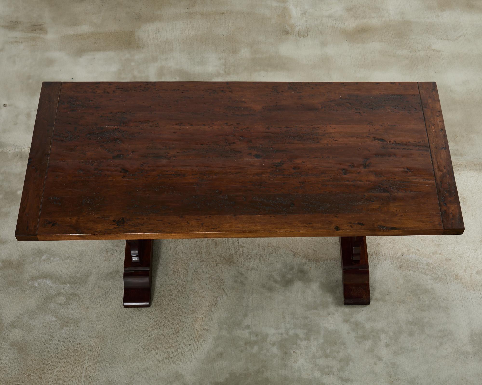 Américain Table de salle à manger à tréteaux en bois de fruitier de style anglais en vente