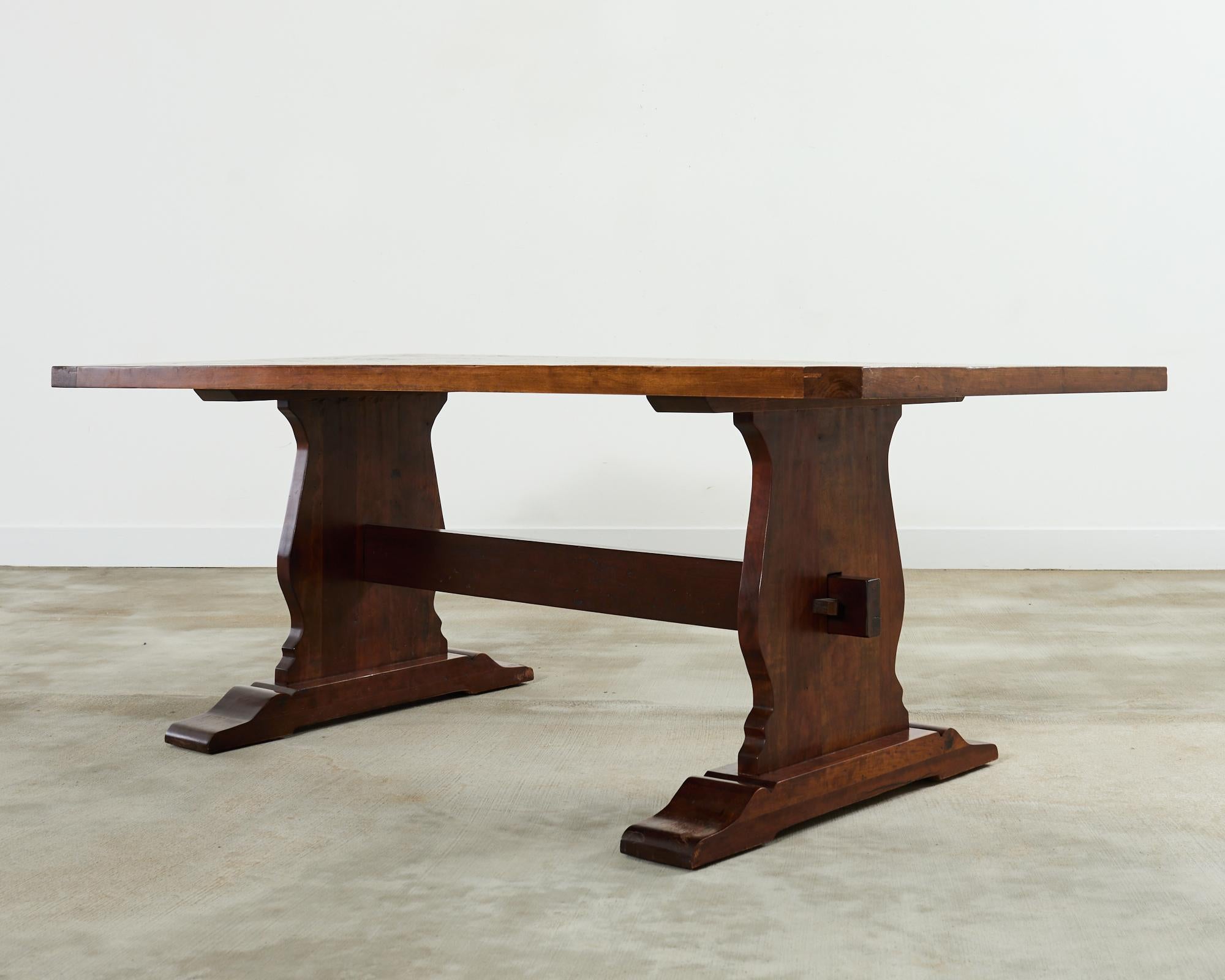 Fait main Table de salle à manger à tréteaux en bois de fruitier de style anglais en vente