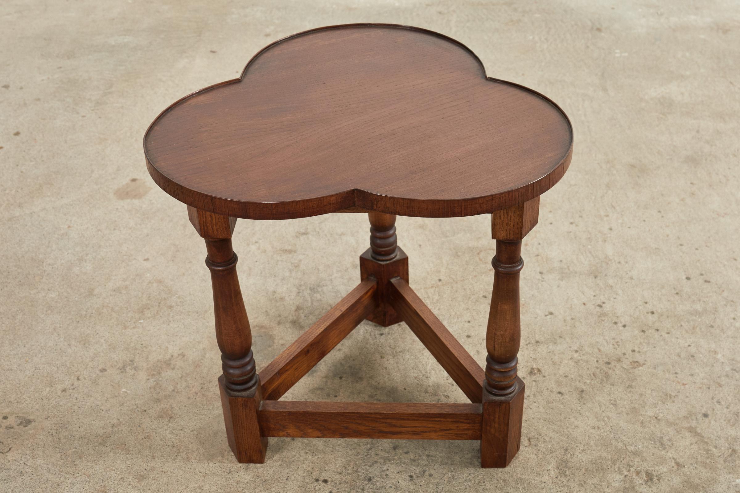 Country English Style Oak Clover Shaped Cricket Table In Good Condition For Sale In Rio Vista, CA