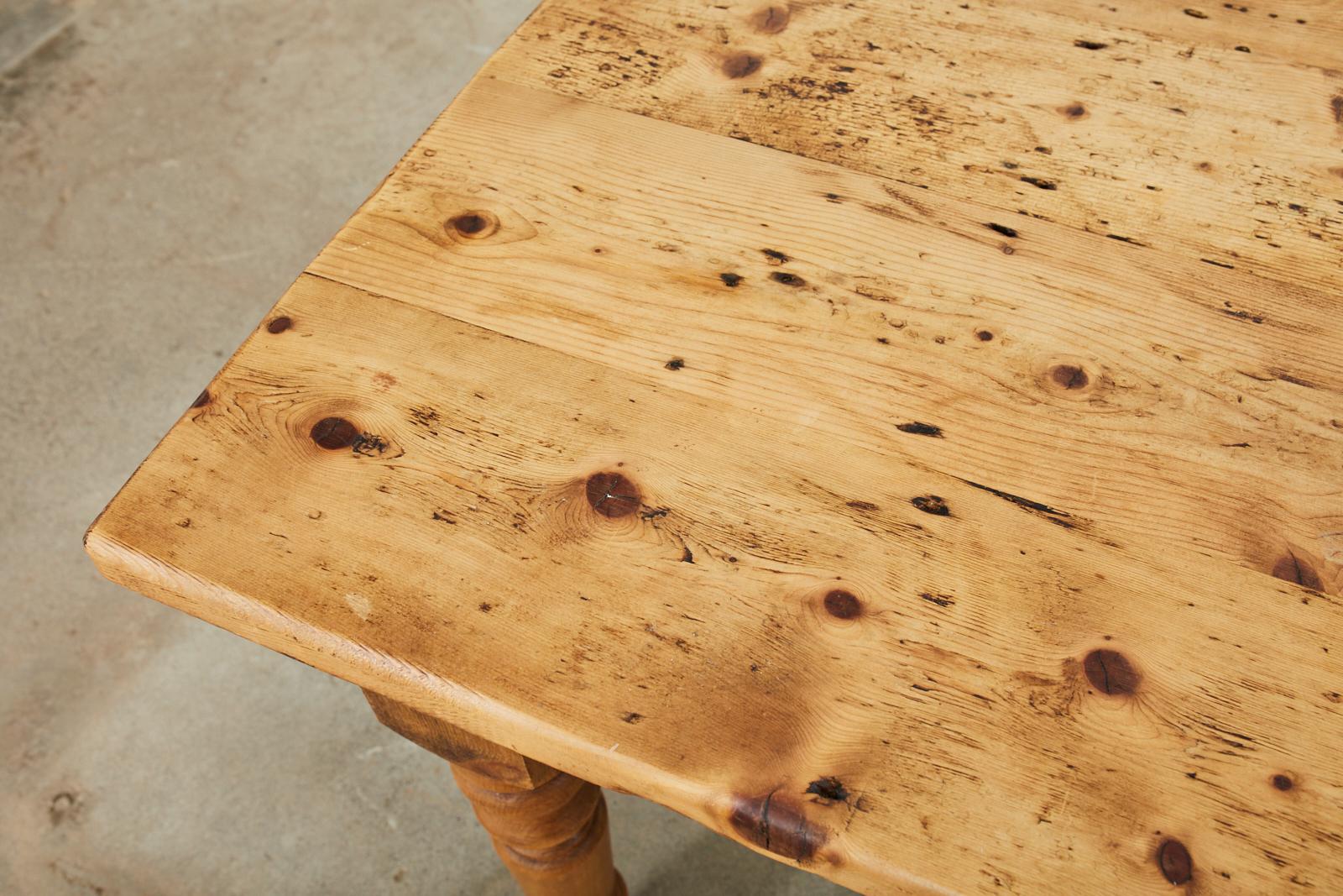 Land Englisch Stil Kiefer Bauernhaus Esszimmer Harvest Tisch im Zustand „Starke Gebrauchsspuren“ im Angebot in Rio Vista, CA