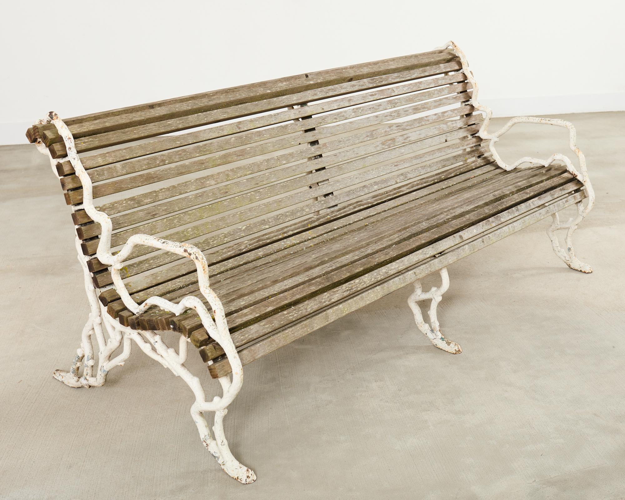 Banc de jardin en fer faux-bois de style anglais victorien en vente 11