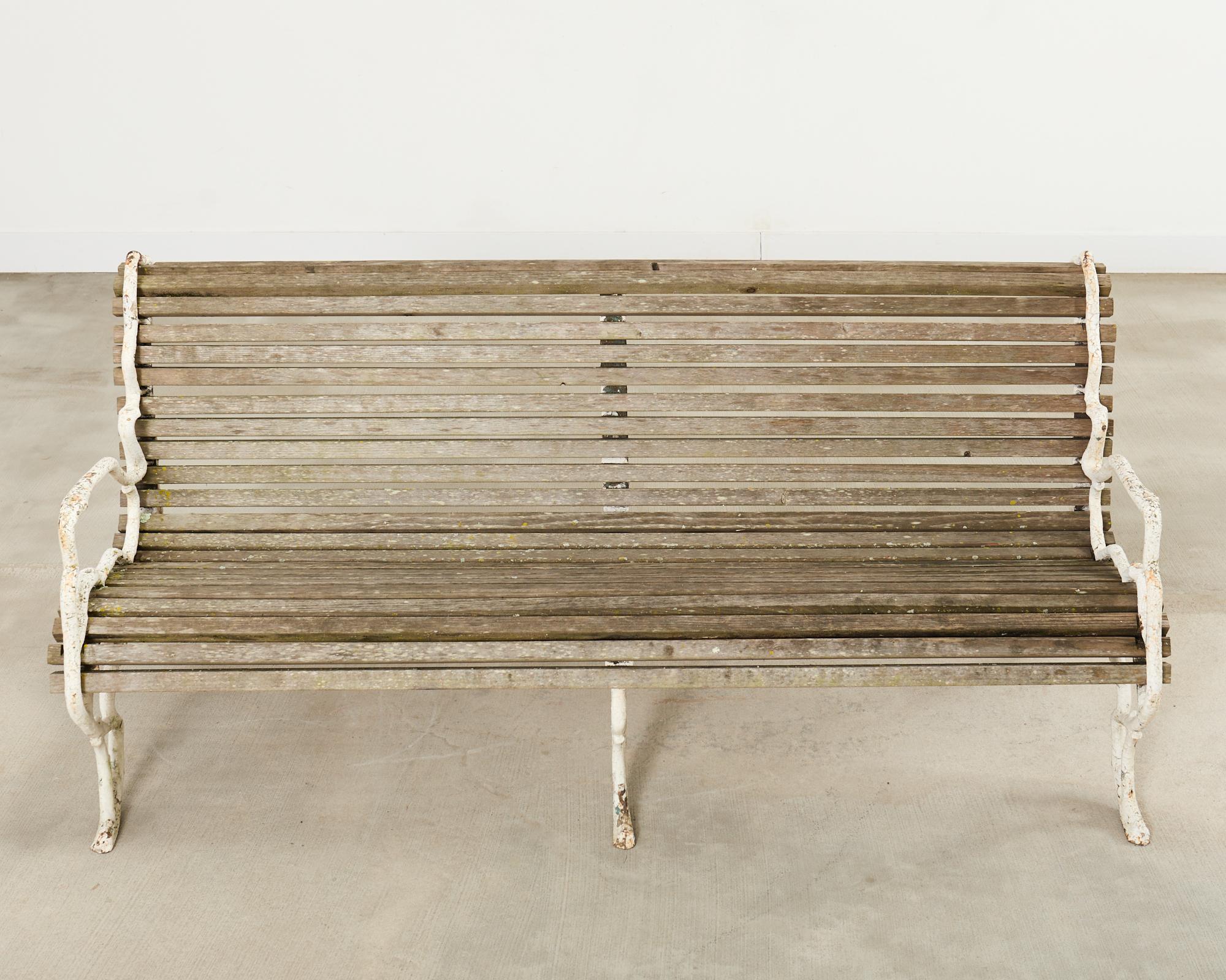 Victorien Banc de jardin en fer faux-bois de style anglais victorien en vente