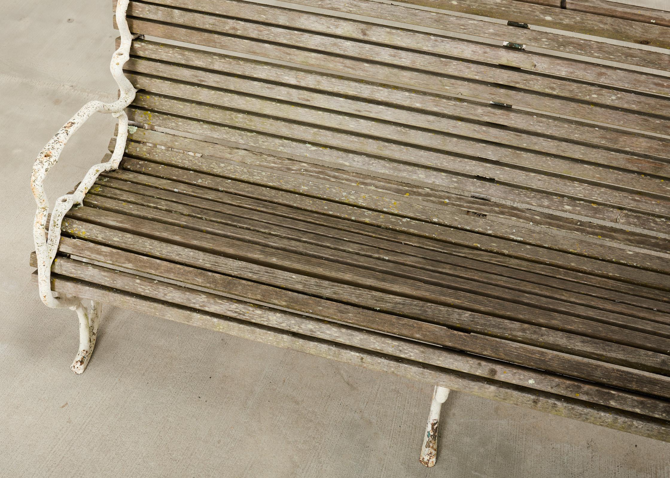 Peint Banc de jardin en fer faux-bois de style anglais victorien en vente