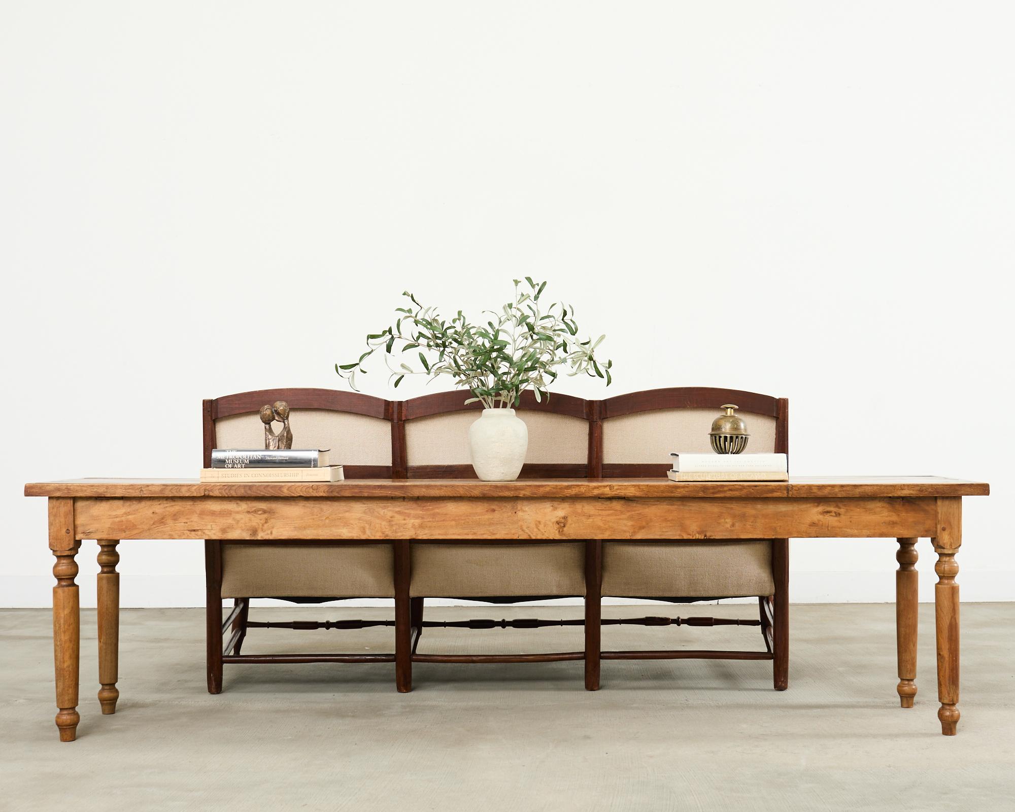 Großer Konsolentisch im Landhausstil, Sofatisch oder Ausstellungstisch mit einer Breite von über 8 Fuß. Der Tisch ist aus Hartholz gefertigt und verfügt über eine dicke Bohlenplatte, die von gedrechselten Beinen getragen wird, die mit Wirbelfüßen