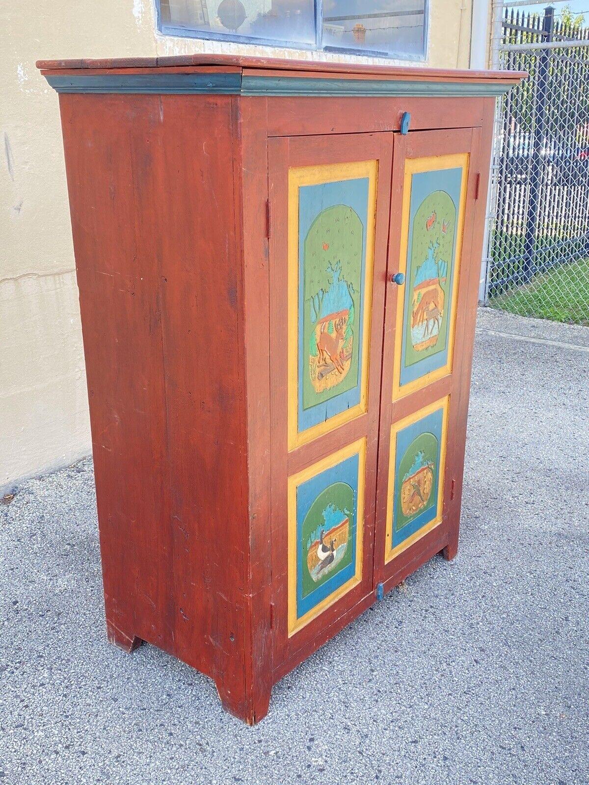 Vintage Country Farmhouse Red & Blue Forest Carved Wardrobe TV Entertainment Cabinet. Ce meuble se caractérise par une construction en bois massif, des scènes animales sculptées sur les façades des portes avec des cerfs et des oiseaux, une finition