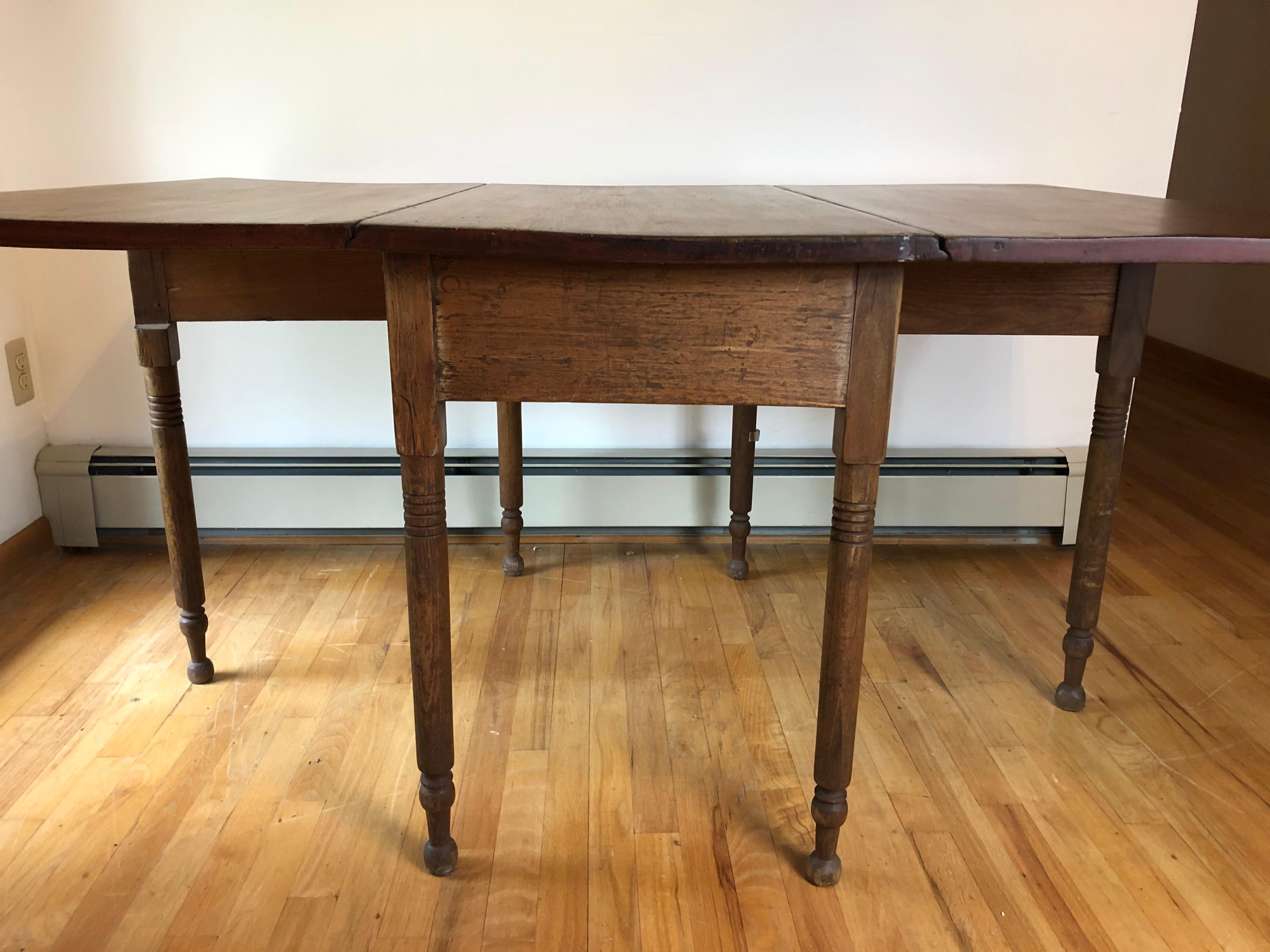 Country Federal Style Drop Leaf Table In Good Condition For Sale In Stockton, NJ
