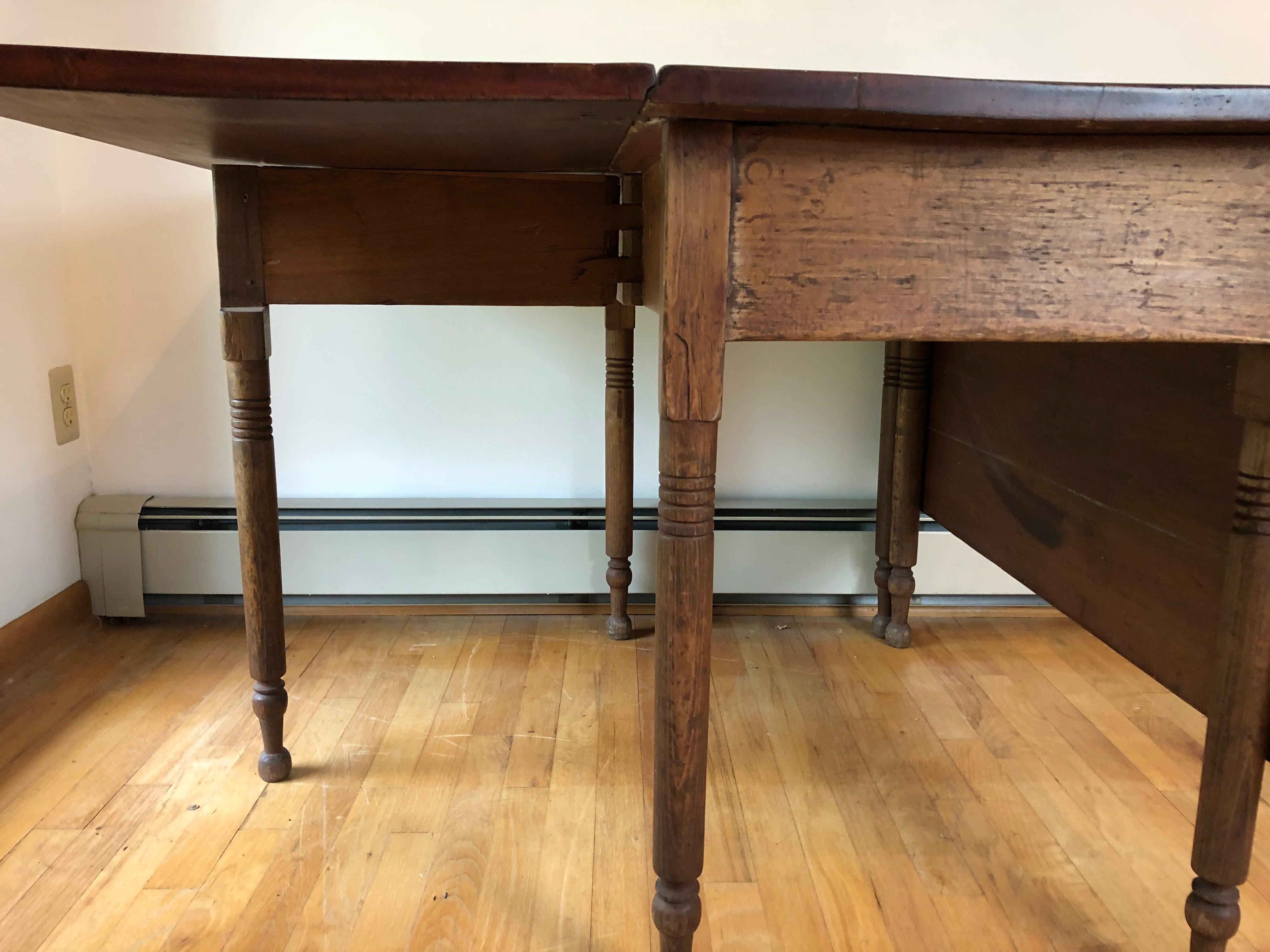 Country Federal Style Drop Leaf Table In Good Condition For Sale In Stockton, NJ