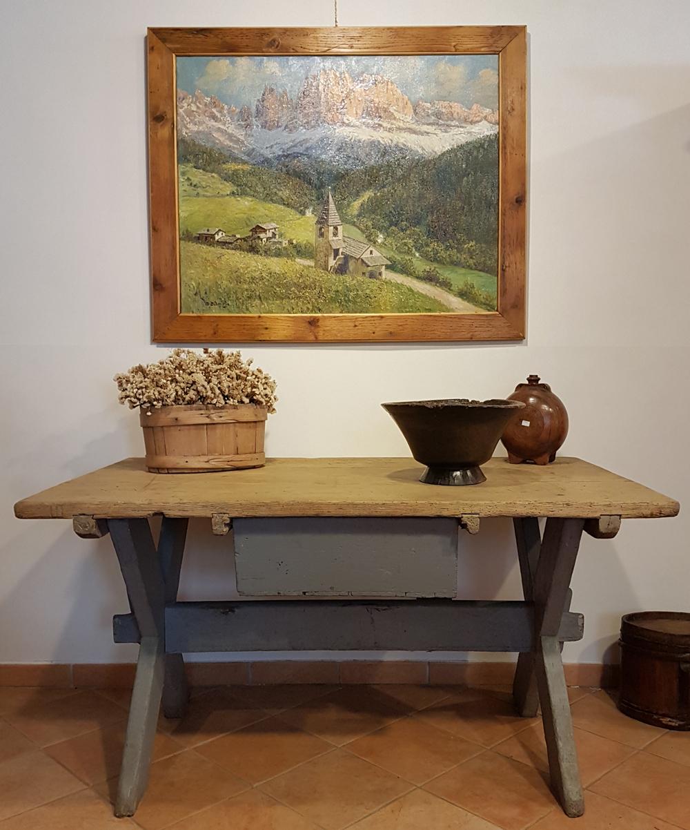 Table ancienne en sapin rustique

H.78 cm, dessus 150 cm x 90 cm
H.30.7 in, haut 59.1 in x 34.4 in

Table de campagne en bois de sapin. Les pieds ont la structure caractéristique en 