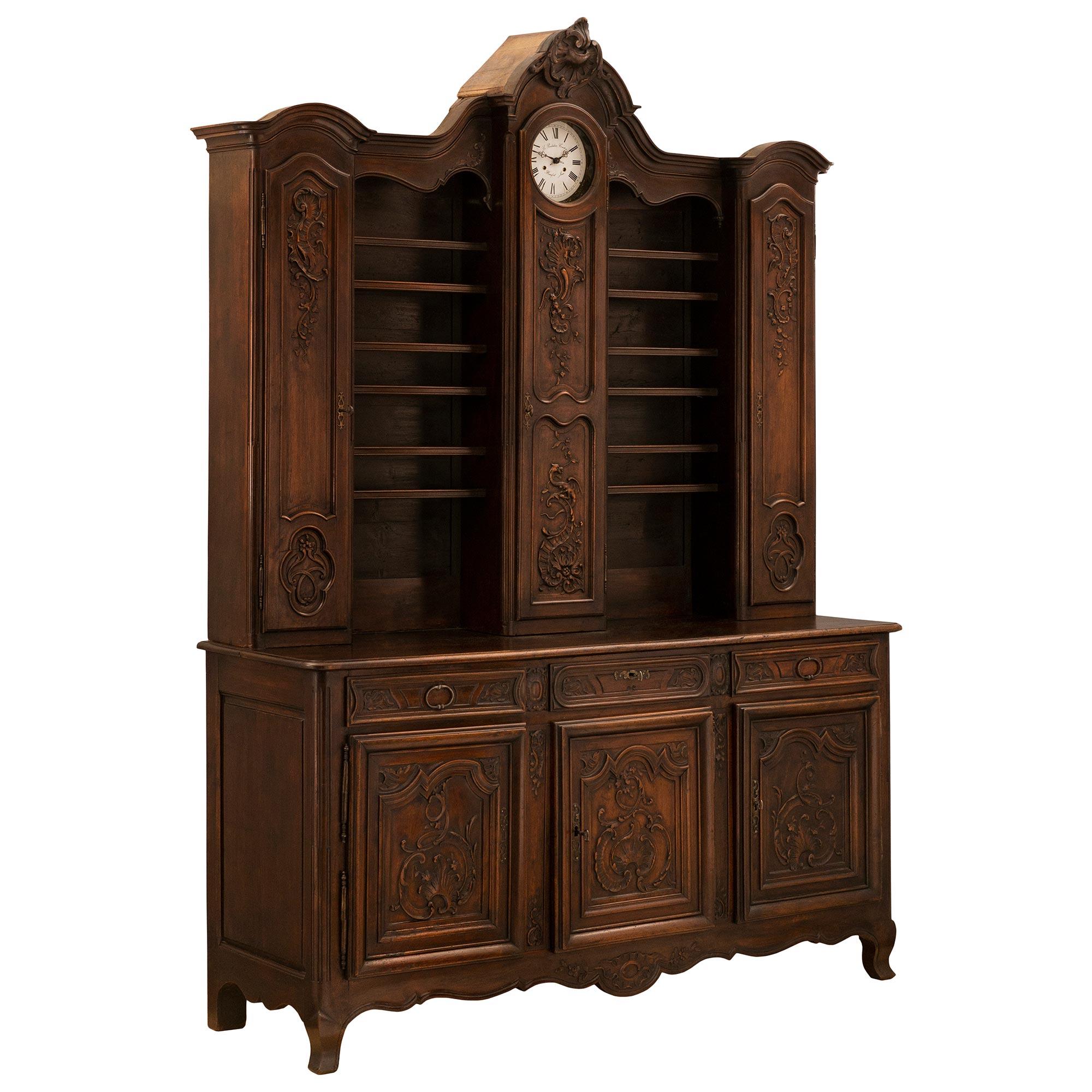 Country French 18th Century Louis XV Period Walnut Vaissellier In Good Condition For Sale In West Palm Beach, FL