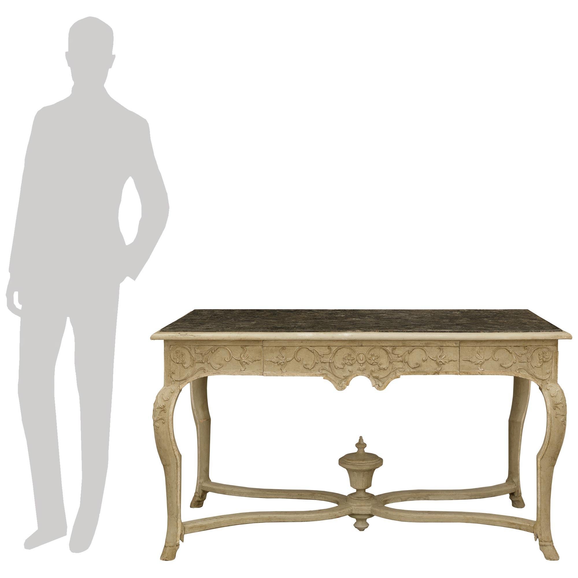 Eine elegante und sehr dekorative Land Französisch 18. Jahrhundert Regence Periode patiniert Holz und Faux gemalt Marmor Mitte Tisch / Schreibtisch. Dieser wunderbare Mitteltisch steht auf vier hübschen Cabriole-Beinen, die auf Huffüßen ruhen, bevor