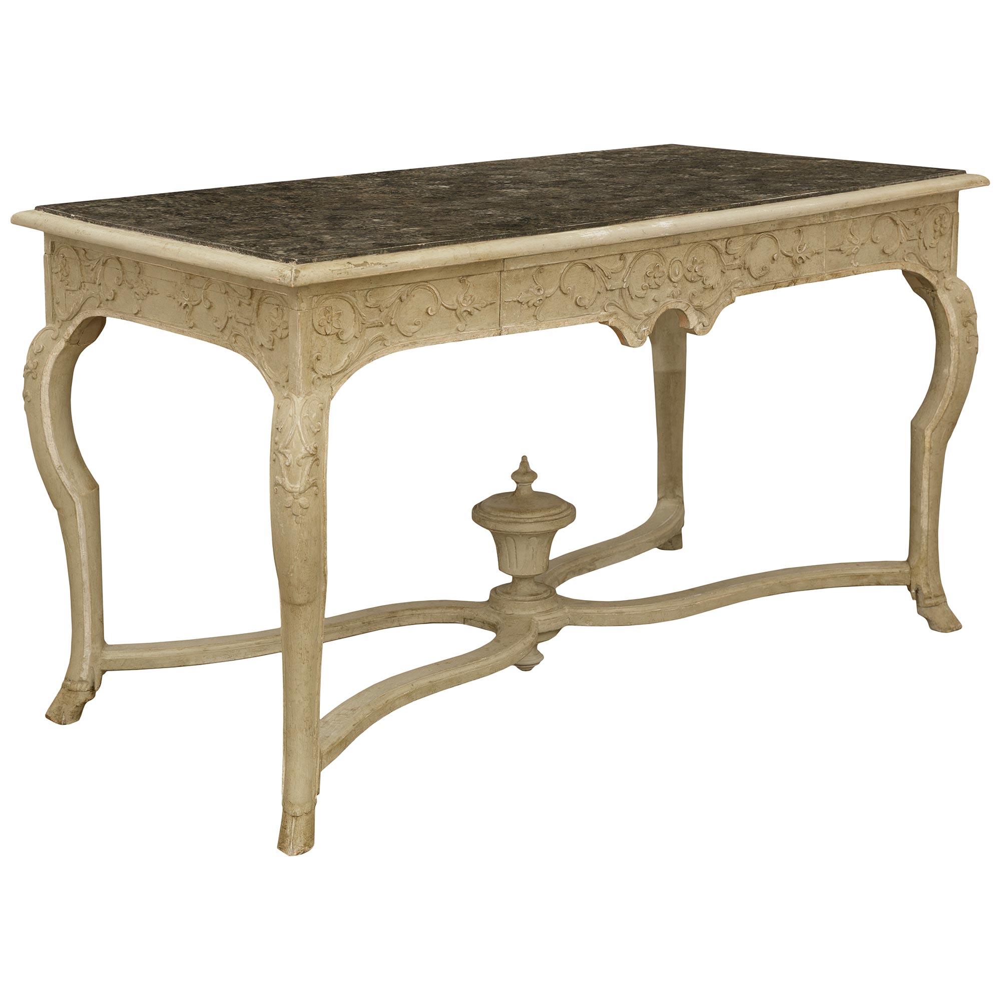 Land Französisch 18. Jahrhundert Regence Zeitraum patiniert Holz Mitte Tisch / Schreibtisch im Zustand „Gut“ im Angebot in West Palm Beach, FL