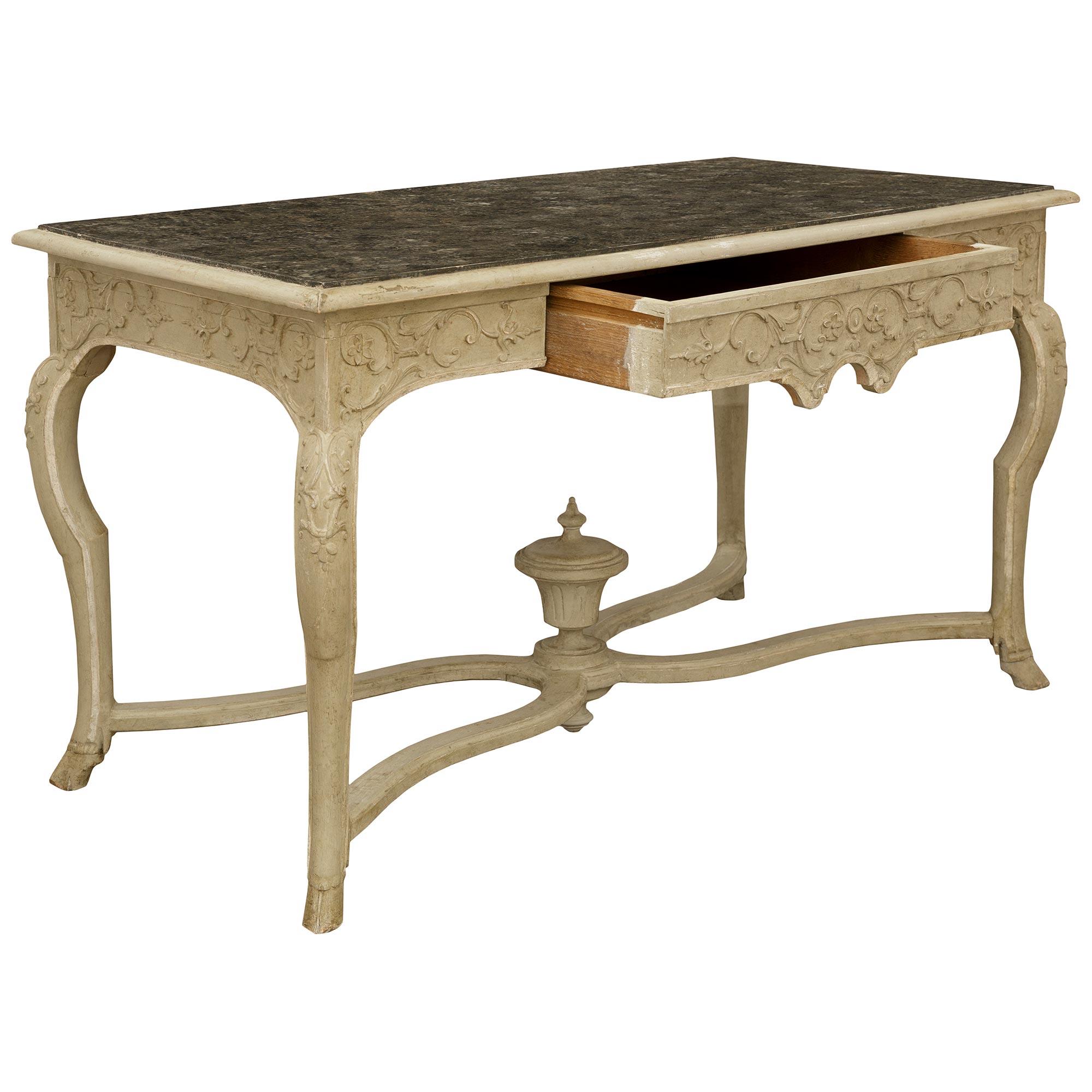 Land Französisch 18. Jahrhundert Regence Zeitraum patiniert Holz Mitte Tisch / Schreibtisch (18. Jahrhundert und früher) im Angebot