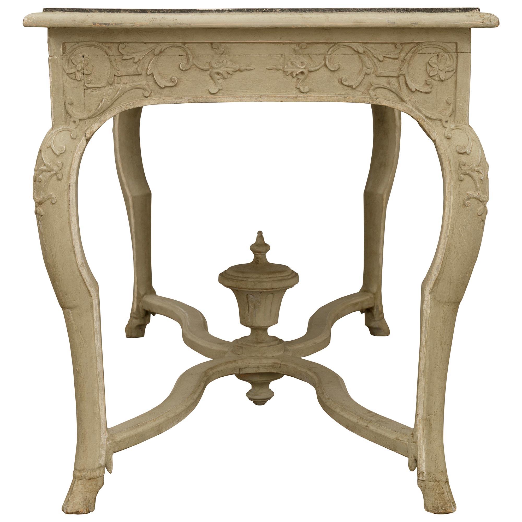 Land Französisch 18. Jahrhundert Regence Zeitraum patiniert Holz Mitte Tisch / Schreibtisch im Angebot 1