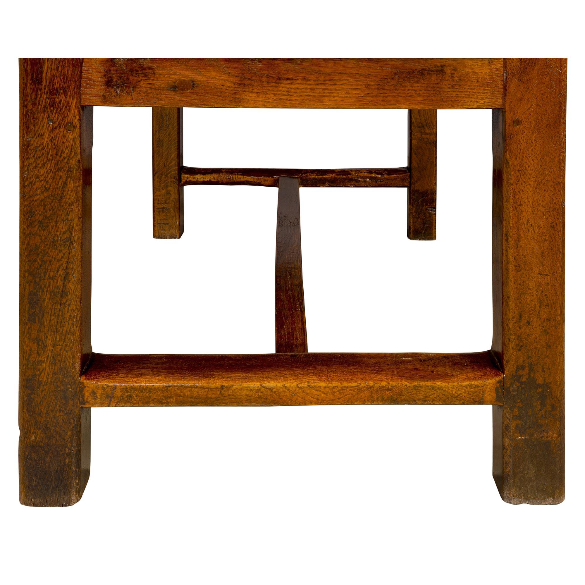 Chêne Table centrale/table d'appoint en chêne massif du XVIIIe siècle de style campagnard français en vente
