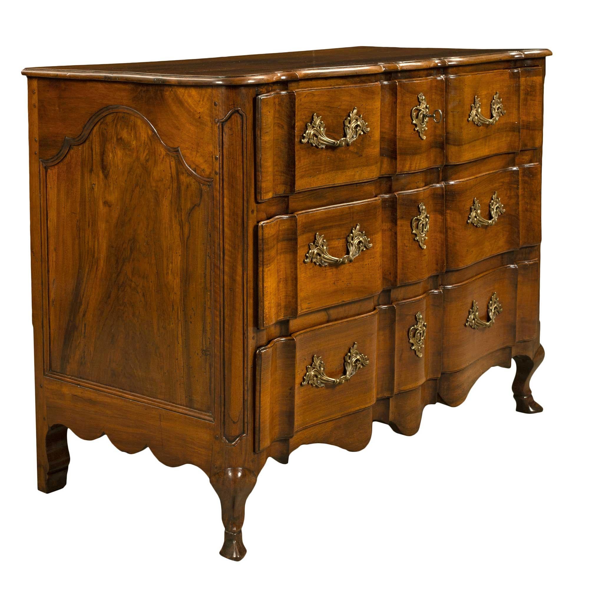 Country French 18th Century Walnut Three-Drawer Commode In Good Condition For Sale In West Palm Beach, FL