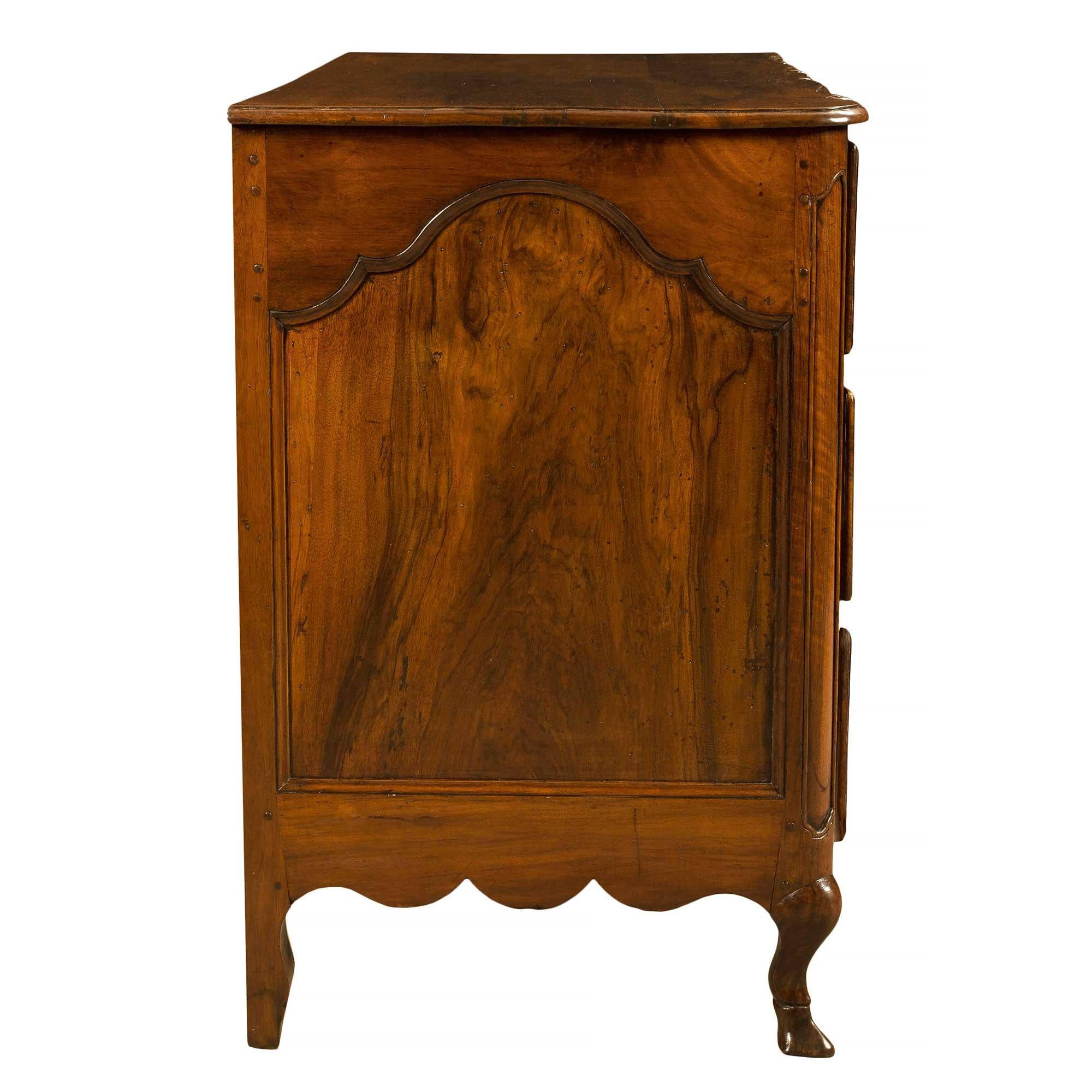 Country French 18th Century Walnut Three-Drawer Commode For Sale 1