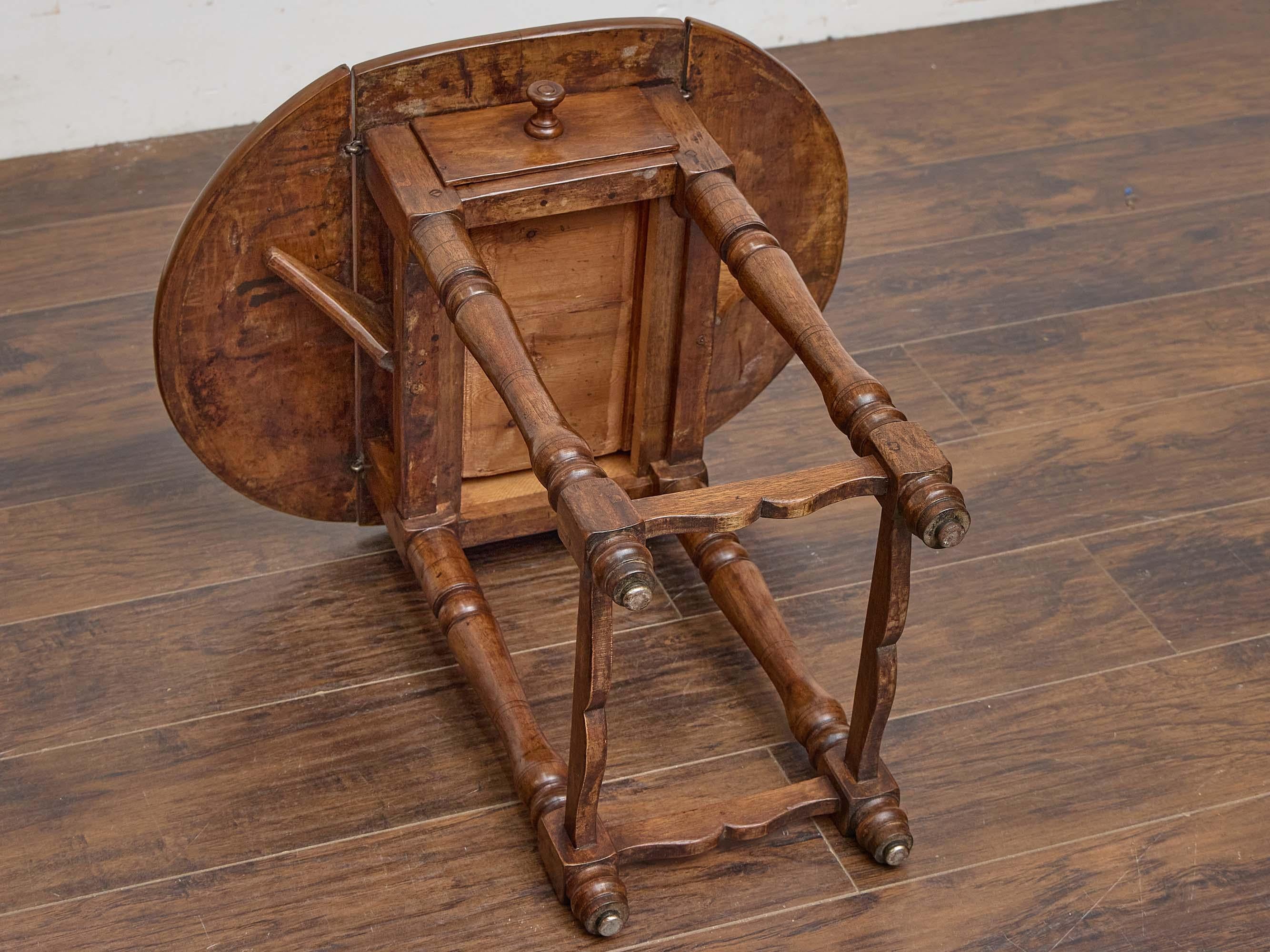 Table à feuilles tombantes du 19e siècle avec patine rustique et tiroir unique en vente 2