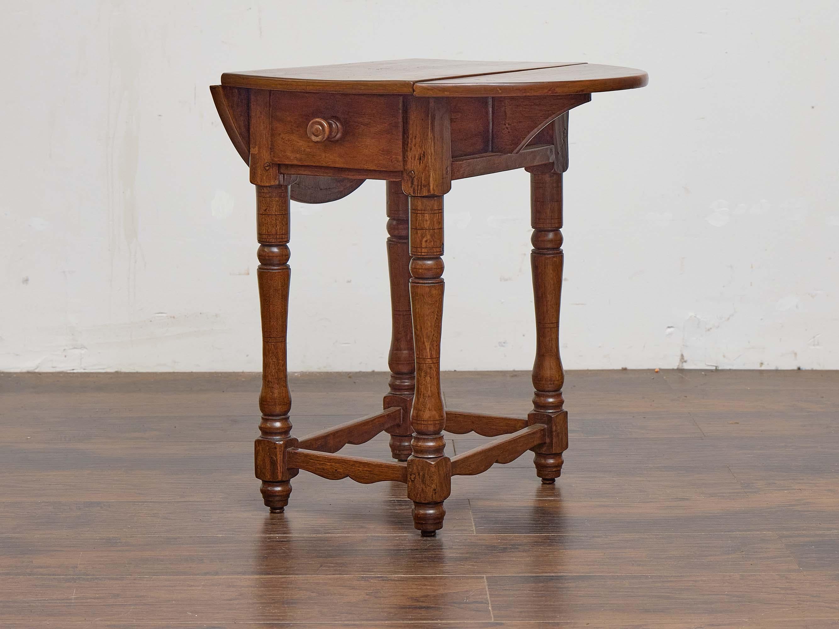 Country Table à feuilles tombantes du 19e siècle avec patine rustique et tiroir unique en vente