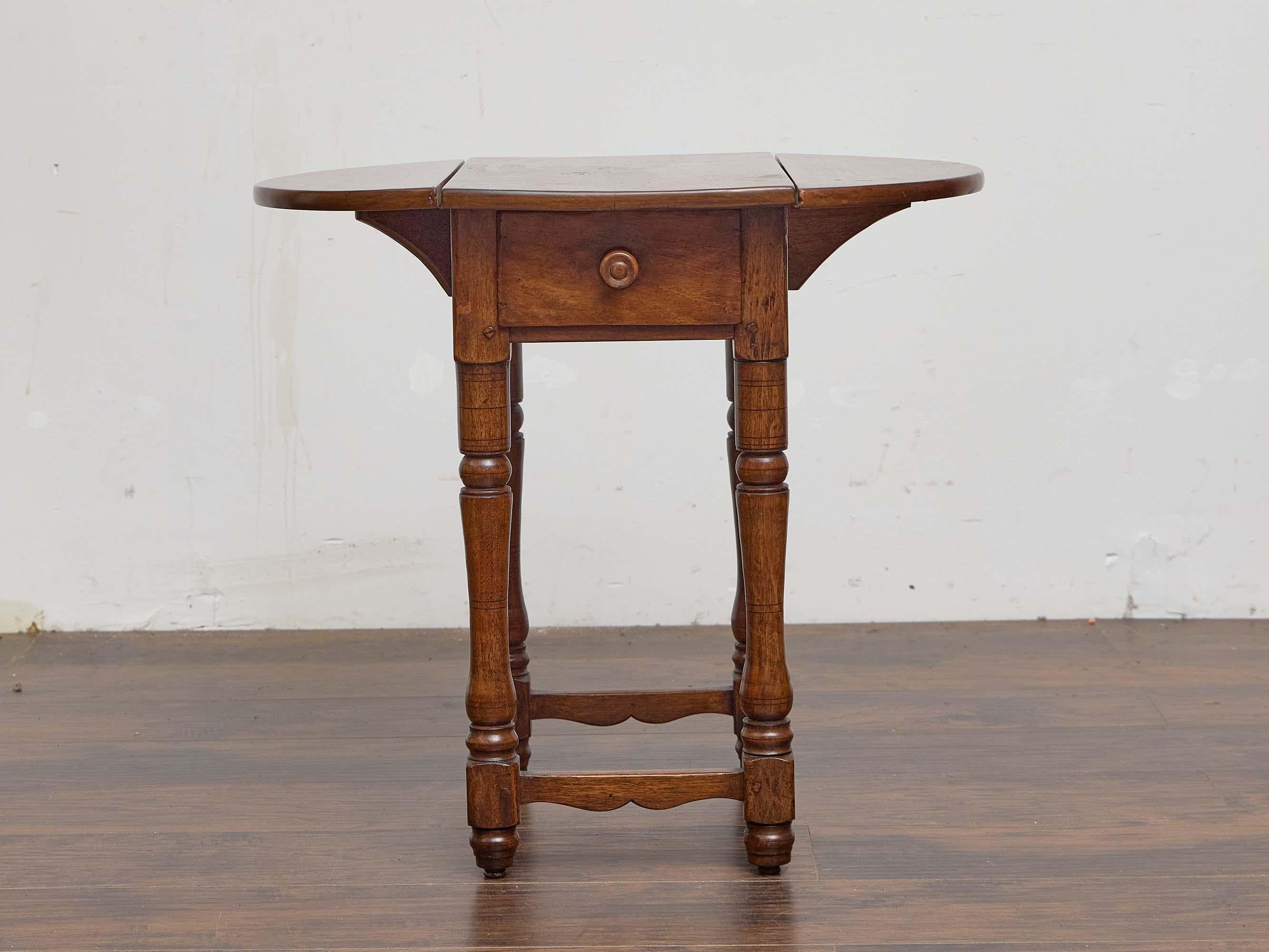 Français Table à feuilles tombantes du 19e siècle avec patine rustique et tiroir unique en vente