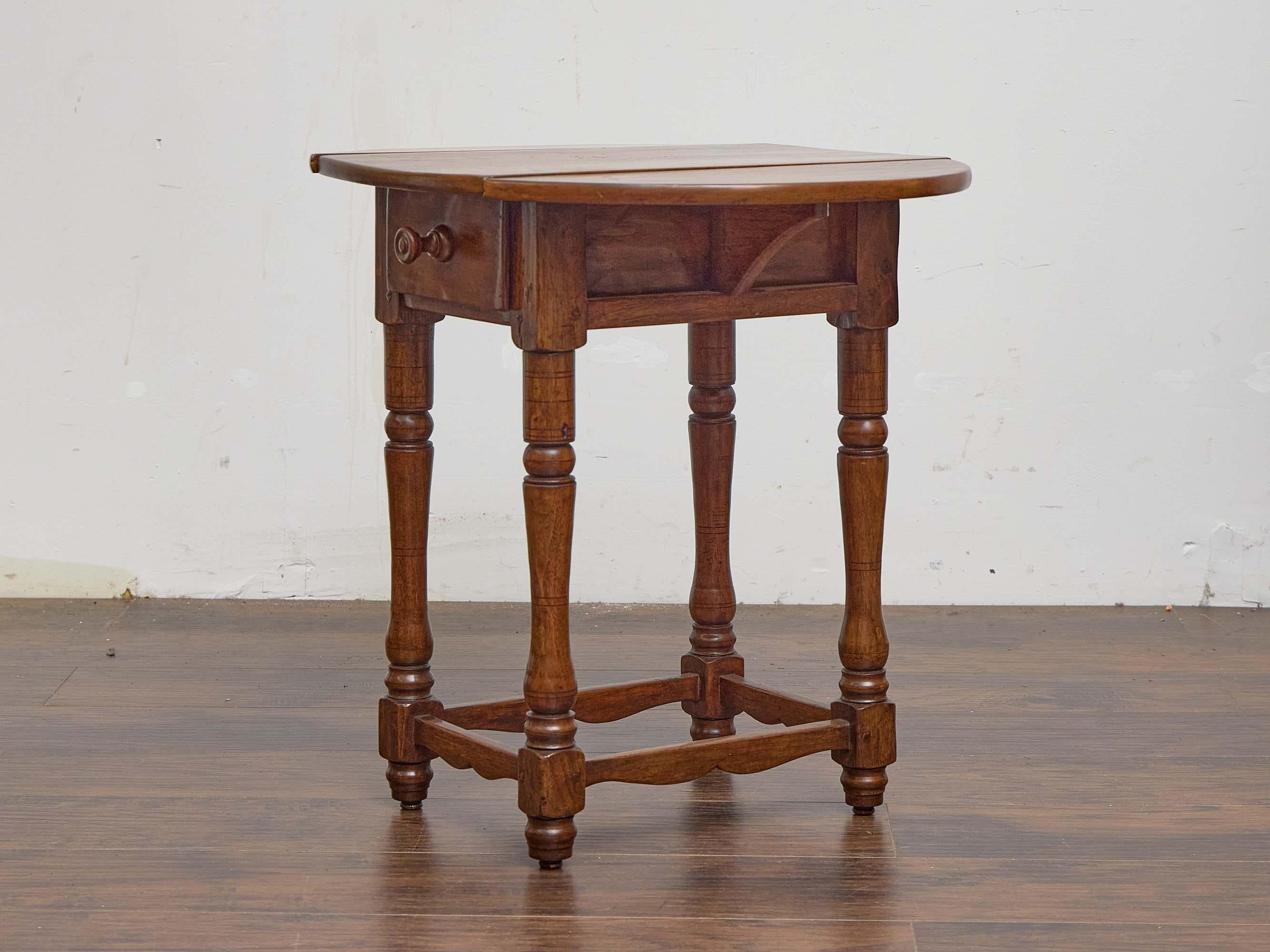 Tourné Table à feuilles tombantes du 19e siècle avec patine rustique et tiroir unique en vente